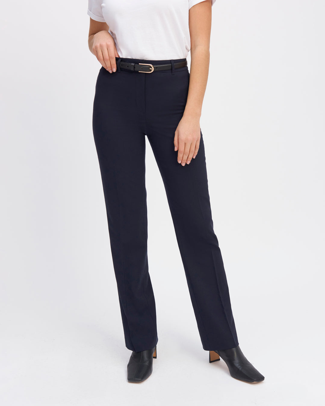 Pantalon-de-tailleur-bleu-marine-Coupe-droite-Taille-haute-Plis-avant-pour-une-tenue-droite-Drap-de-laine-bleu-nuit-Passants-de-ceinture-Fermeture-zip-avec-crochet-Bouton-camel-17H10-tailleurs-pour-femme-paris-
