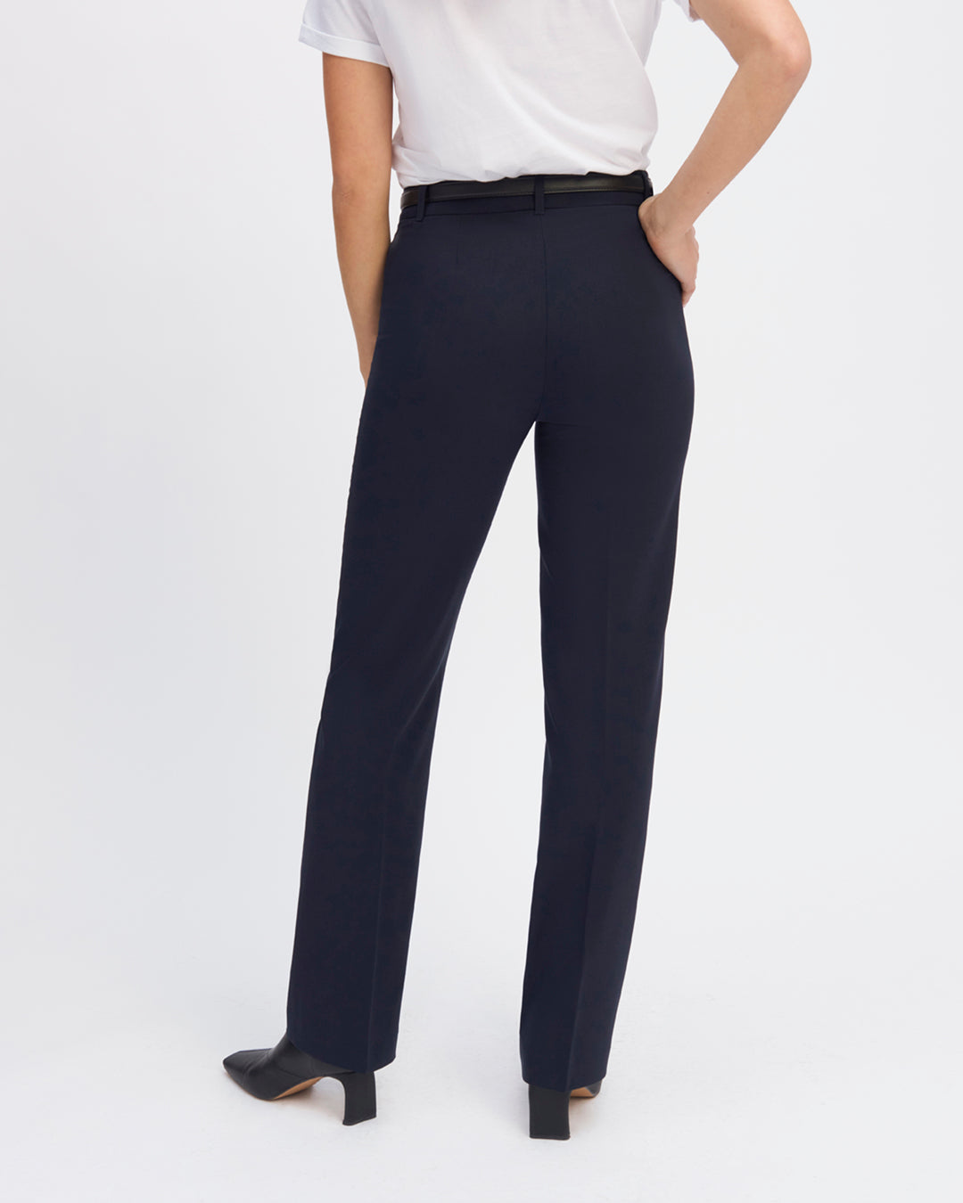 Pantalon-de-tailleur-bleu-marine-Coupe-droite-Taille-haute-Plis-avant-pour-une-tenue-droite-Drap-de-laine-bleu-nuit-Passants-de-ceinture-Fermeture-zip-avec-crochet-Bouton-camel-17H10-tailleurs-pour-femme-paris-