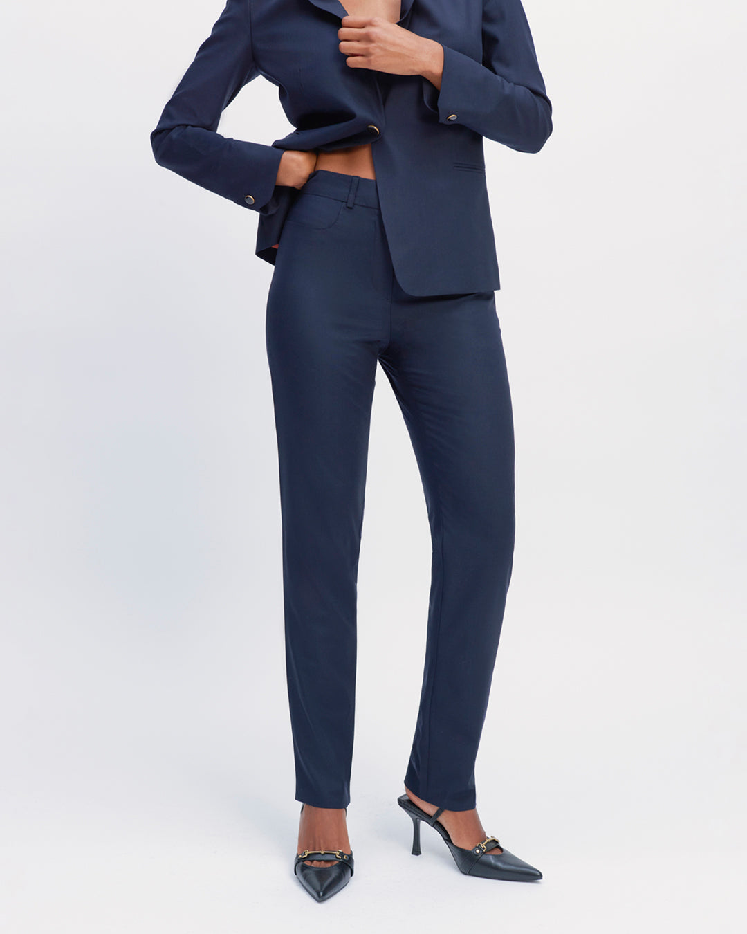 Tailleur bleu marine femme style business chic avec pantalon large et veste cintrée.