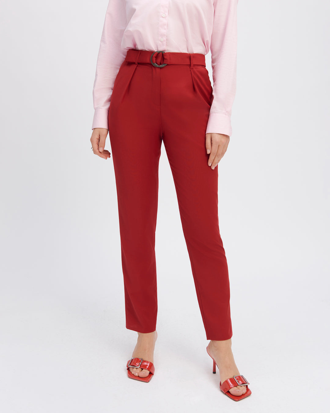 "Pantalon-tailleur-rouge-Coupe-7-8eme-taille-haute-Plis-sous-la-ceinture-Deux-poches-a-l-italienne-Ceinture-assortie-ton-sur-ton-17H10-tailleurs-pour-femme-paris-"