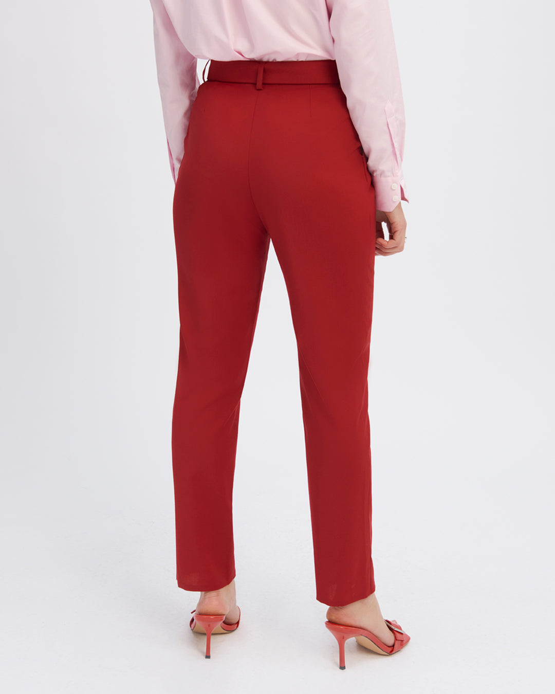 "Pantalon-tailleur-rouge-Coupe-7-8eme-taille-haute-Plis-sous-la-ceinture-Deux-poches-a-l-italienne-Ceinture-assortie-ton-sur-ton-17H10-tailleurs-pour-femme-paris-"