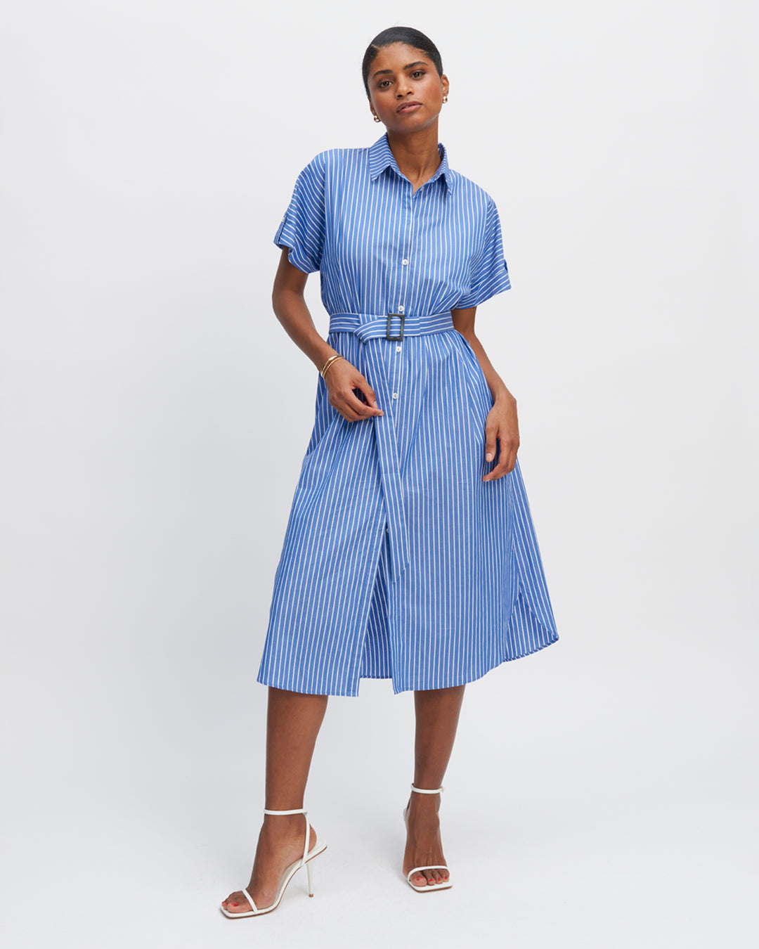 Robe-bleu-rayée-Coupe-ajustée-Col-chemise-Manches-courtes-avec-revers-boutonné-Patte-de-boutonnage-Ceinture-avec-boucle-17H10-tailleurs-pour-femme-paris-