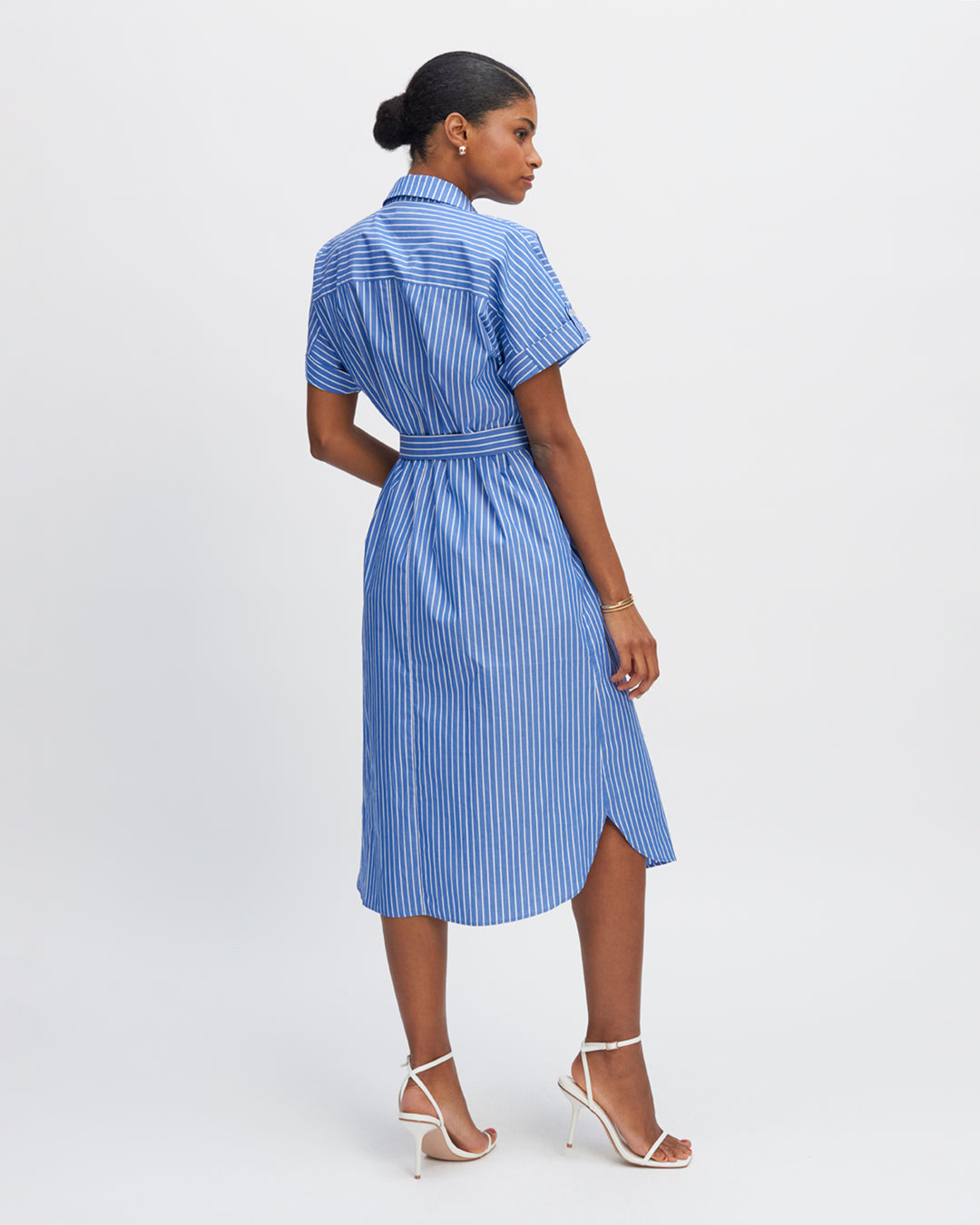 Robe-bleu-rayée-Coupe-ajustée-Col-chemise-Manches-courtes-avec-revers-boutonné-Patte-de-boutonnage-Ceinture-avec-boucle-17H10-tailleurs-pour-femme-paris-