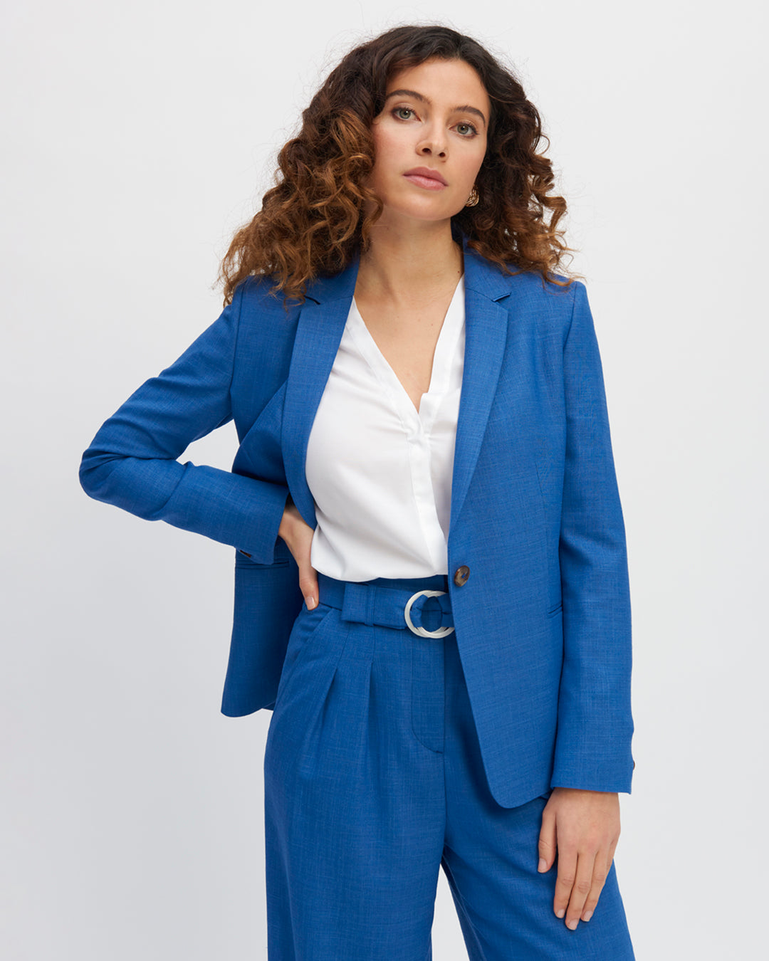 "Tailleur femme Paris - Coupe cintrée - Simple boutonnage - Poches passepoilées - Poches intérieures - Boutonnage bas de manche - Entièrement doublée - 17H10 - Tailleurs pour femme Paris"