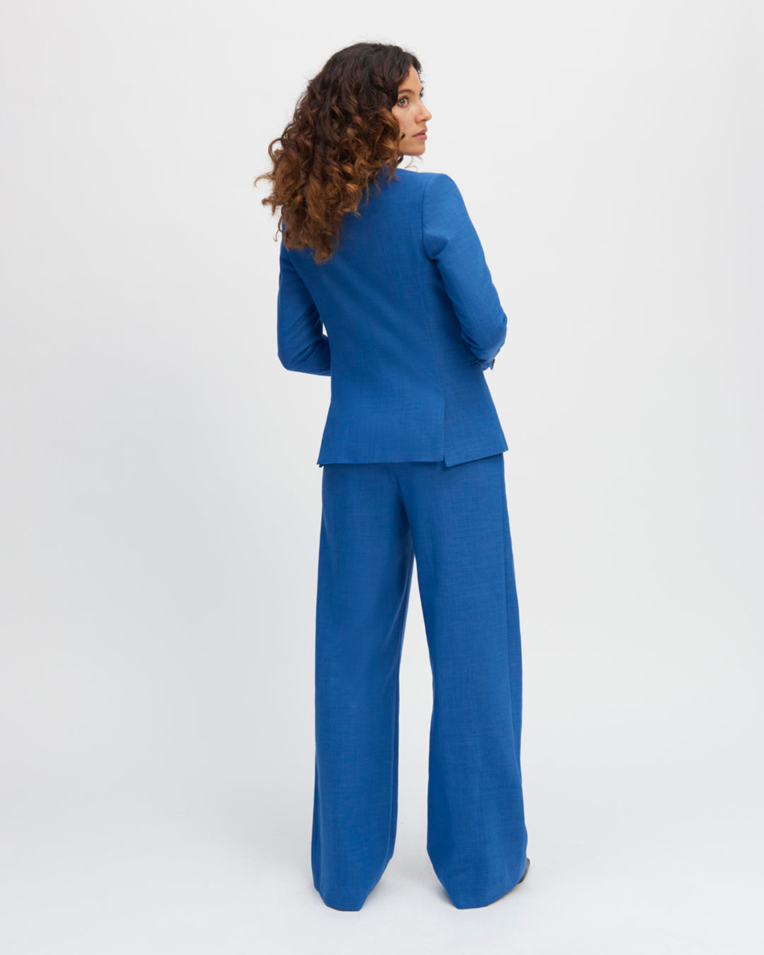 "Tailleur femme Paris - Coupe cintrée - Simple boutonnage - Poches passepoilées - Poches intérieures - Boutonnage bas de manche - Entièrement doublée - 17H10 - Tailleurs pour femme Paris"