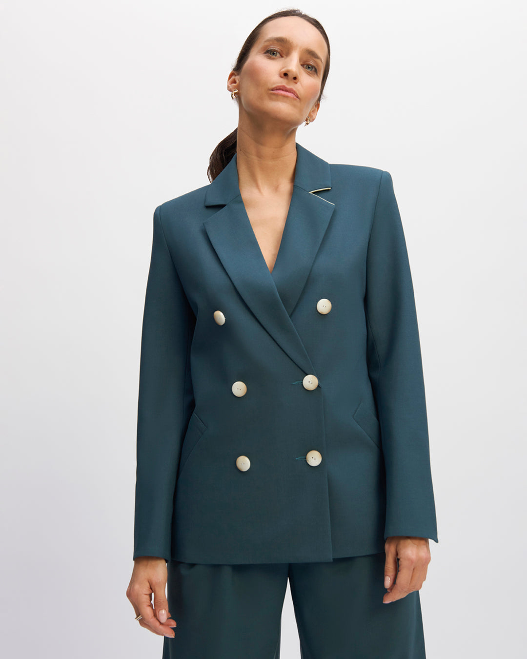 Tailleurs-femme-Paris-Coupe-cintrée-Croisée-double-boutonnage-Deux-poches-raglan-Longueur-sous-fesses-Entièrement-doublée-Encoche-signature-17H10-tailleurs-pour-femme-paris-