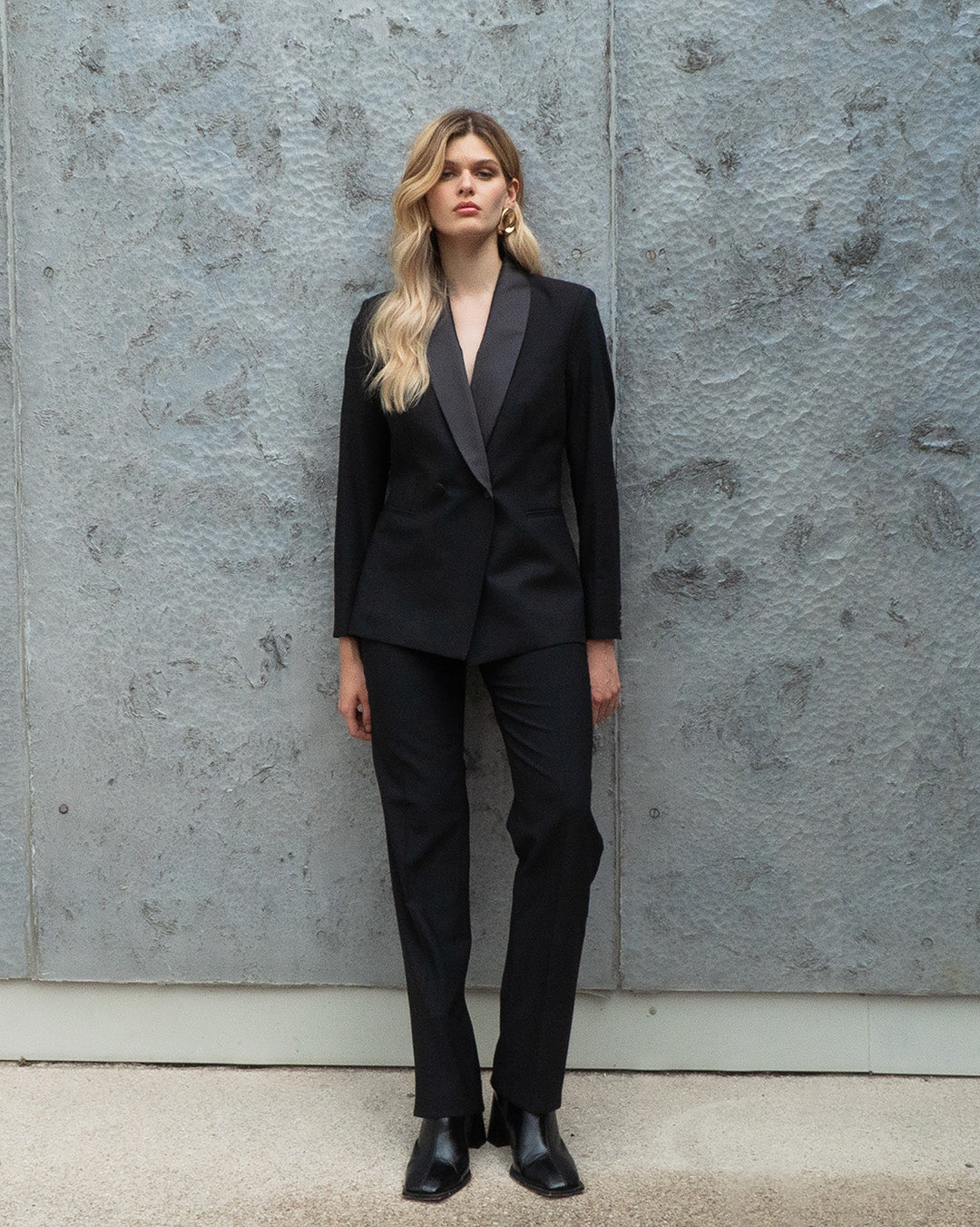 Long-sleeved-knit-jacket-Cross-cut-and-bent-knit-neck-Reversible-belt-one-side-satin-and-one-side-drap-of-laine-Revers-col-châle-en-satin-17H10-knit-jacket-for-women-paris-