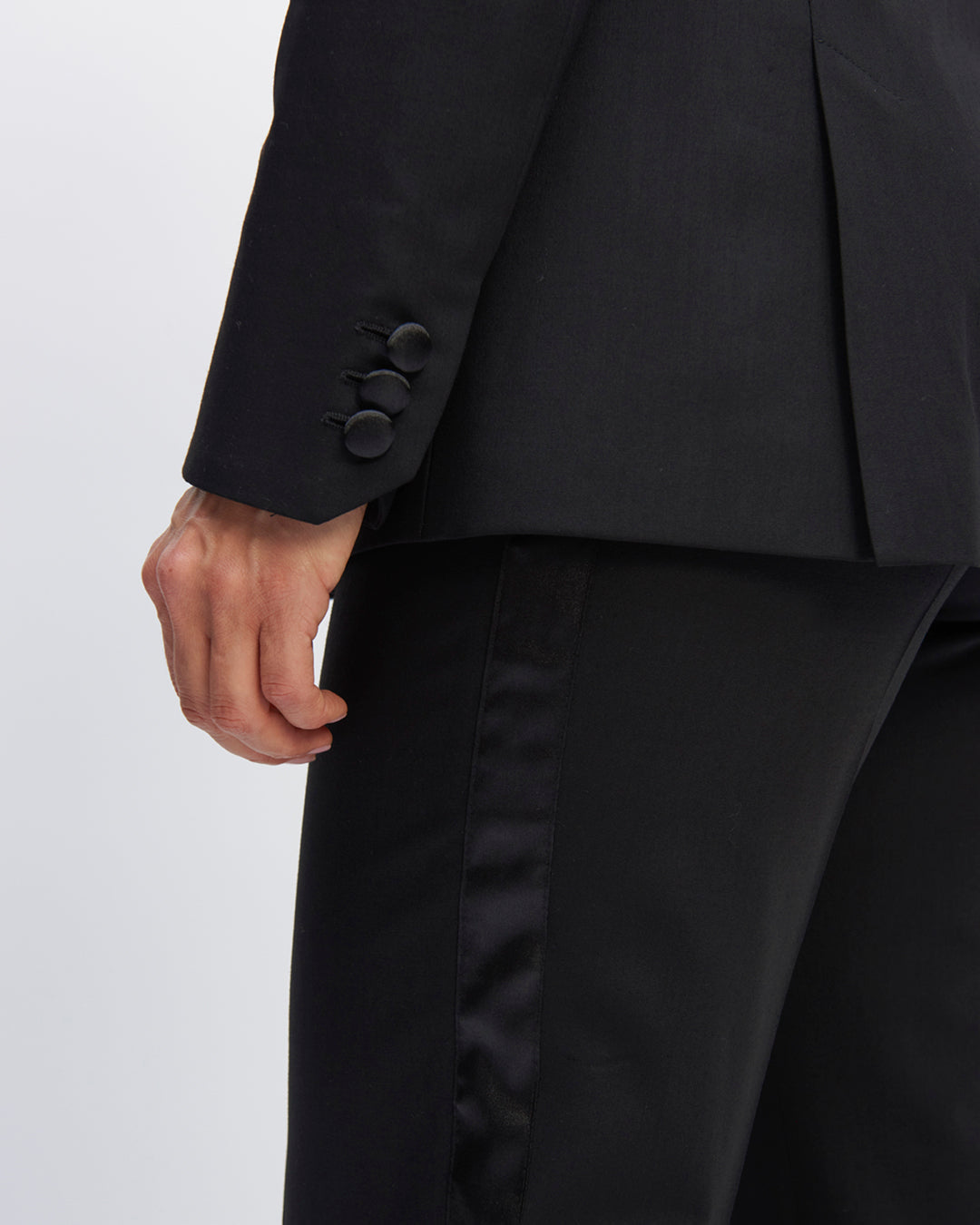 Long-sleeved-knit-jacket-Cross-cut-and-bent-knit-neck-Reversible-belt-one-side-satin-and-one-side-drap-of-laine-Revers-col-châle-en-satin-17H10-knit-jacket-for-women-paris-