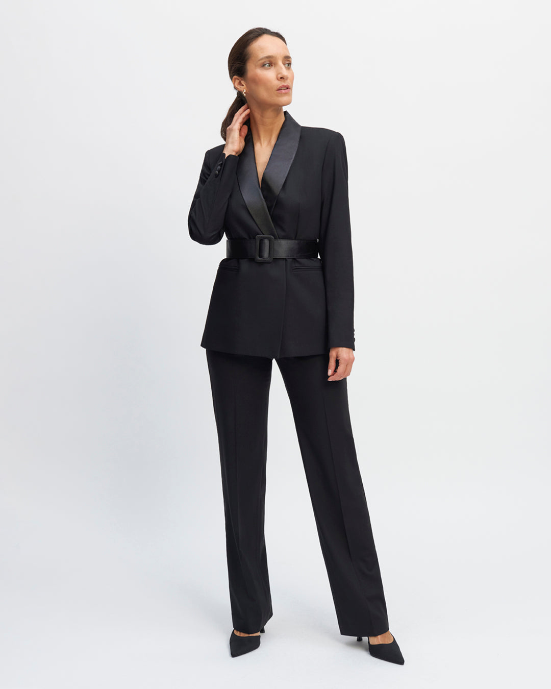 Long-sleeved-knit-jacket-Cross-cut-and-bent-knit-neck-Reversible-belt-one-side-satin-and-one-side-drap-of-laine-Revers-col-châle-en-satin-17H10-knit-jacket-for-women-paris-