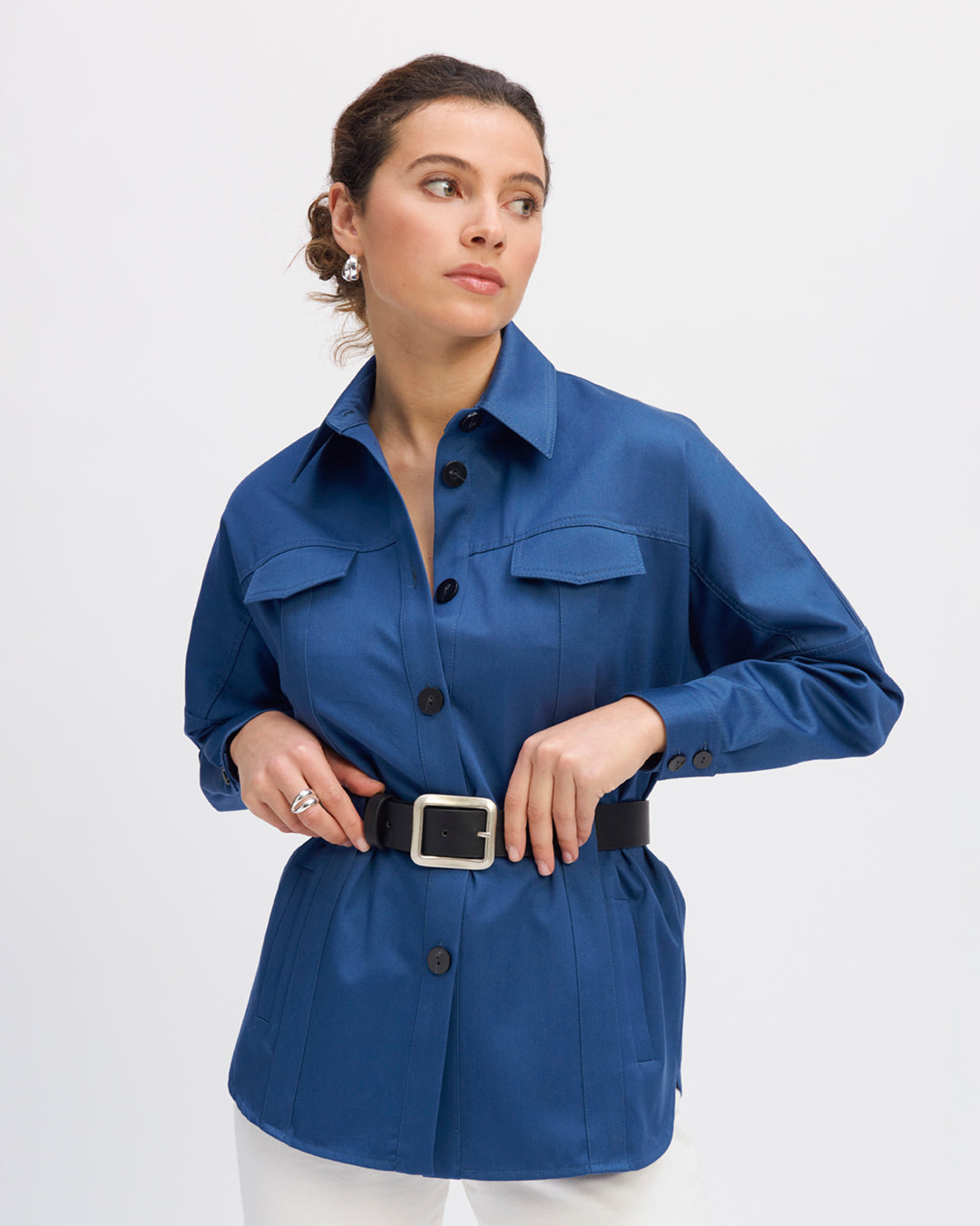 Veste-surchemise-bleue-Col-chemise-Patte-de-boutonnage-Poches-à-rabat-sur-la-poitrine-17H10-tailleurs-pour-femme-Paris-