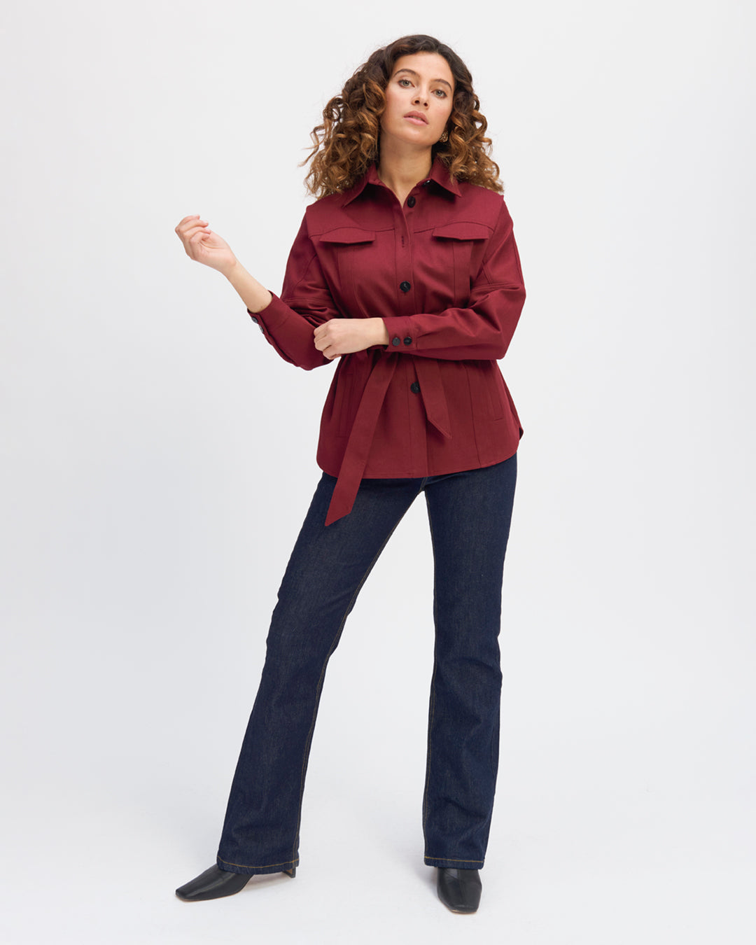Veste-surchemise-bordeaux-Col-chemise-Patte-de-boutonnage-Poches-à-rabat-sur-la-poitrine-17H10-tailleurs-pour-femme-paris-
