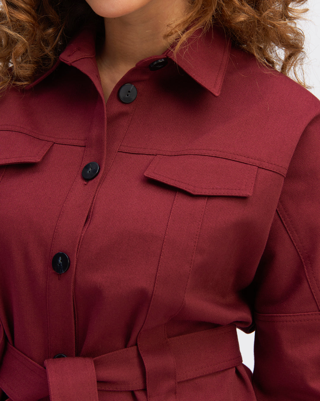 Veste-surchemise-bordeaux-Col-chemise-Patte-de-boutonnage-Poches-à-rabat-sur-la-poitrine-17H10-tailleurs-pour-femme-paris-
