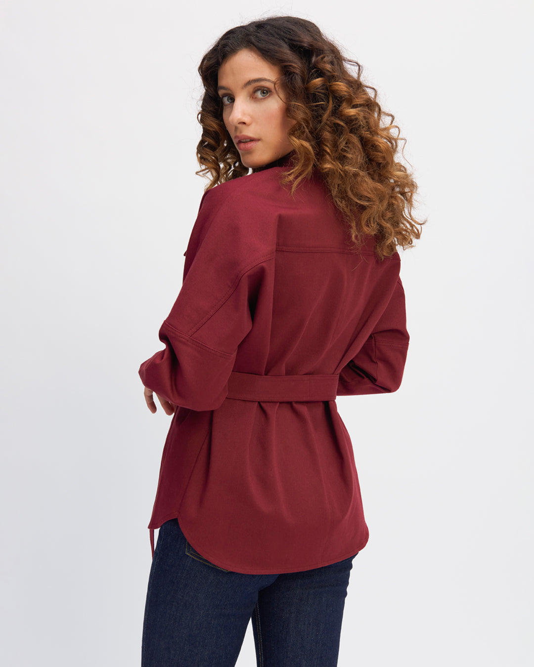 Veste-surchemise-bordeaux-Col-chemise-Patte-de-boutonnage-Poches-à-rabat-sur-la-poitrine-17H10-tailleurs-pour-femme-paris-