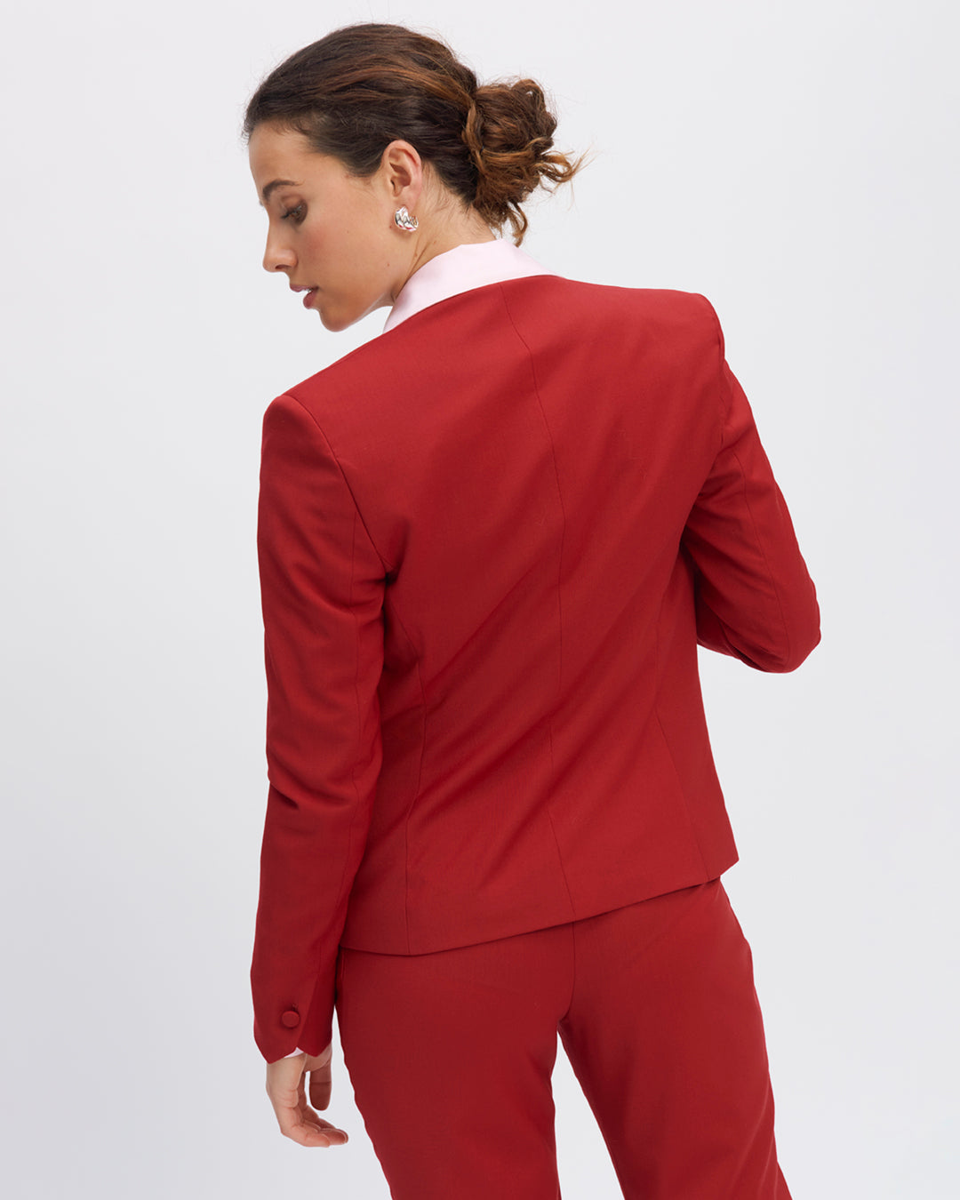 Veste-tailleur-rouge-sans-col-coupe-cintree-longueur-mi-fesses-2-poches-passepoilees-17H10-tailleurs-pour-femme-paris-
