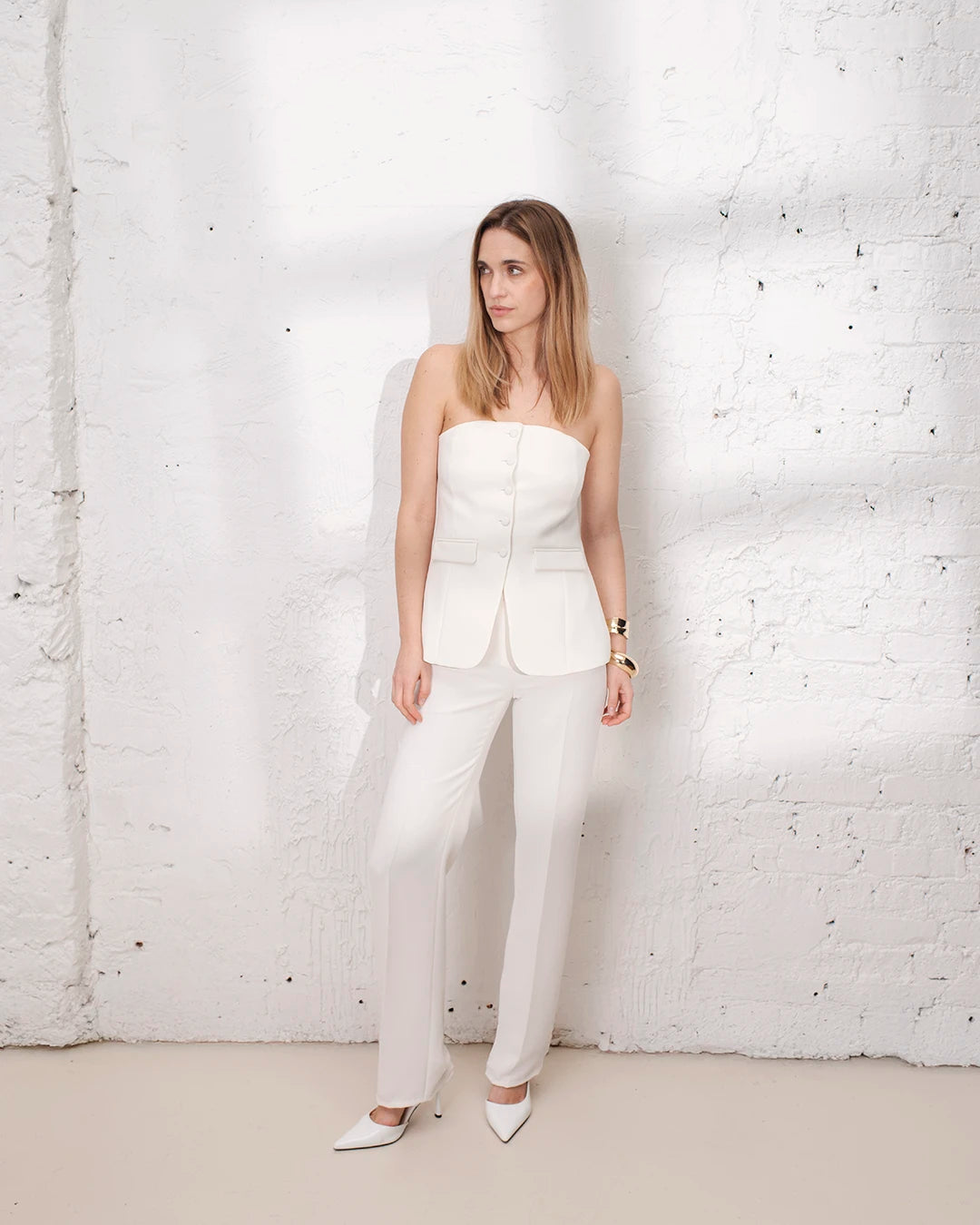 Tailleur blanc mariage civil femme avec veste ceinturée et pantalon droit élégant.