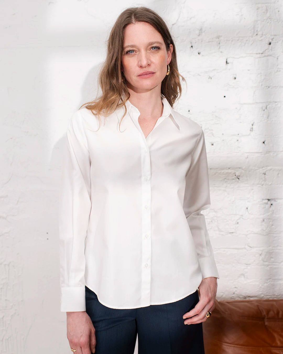 Chemise blanche droite femme avec poignets mousquetaires et boutons de manchette pour une tenue de bureau chic.
