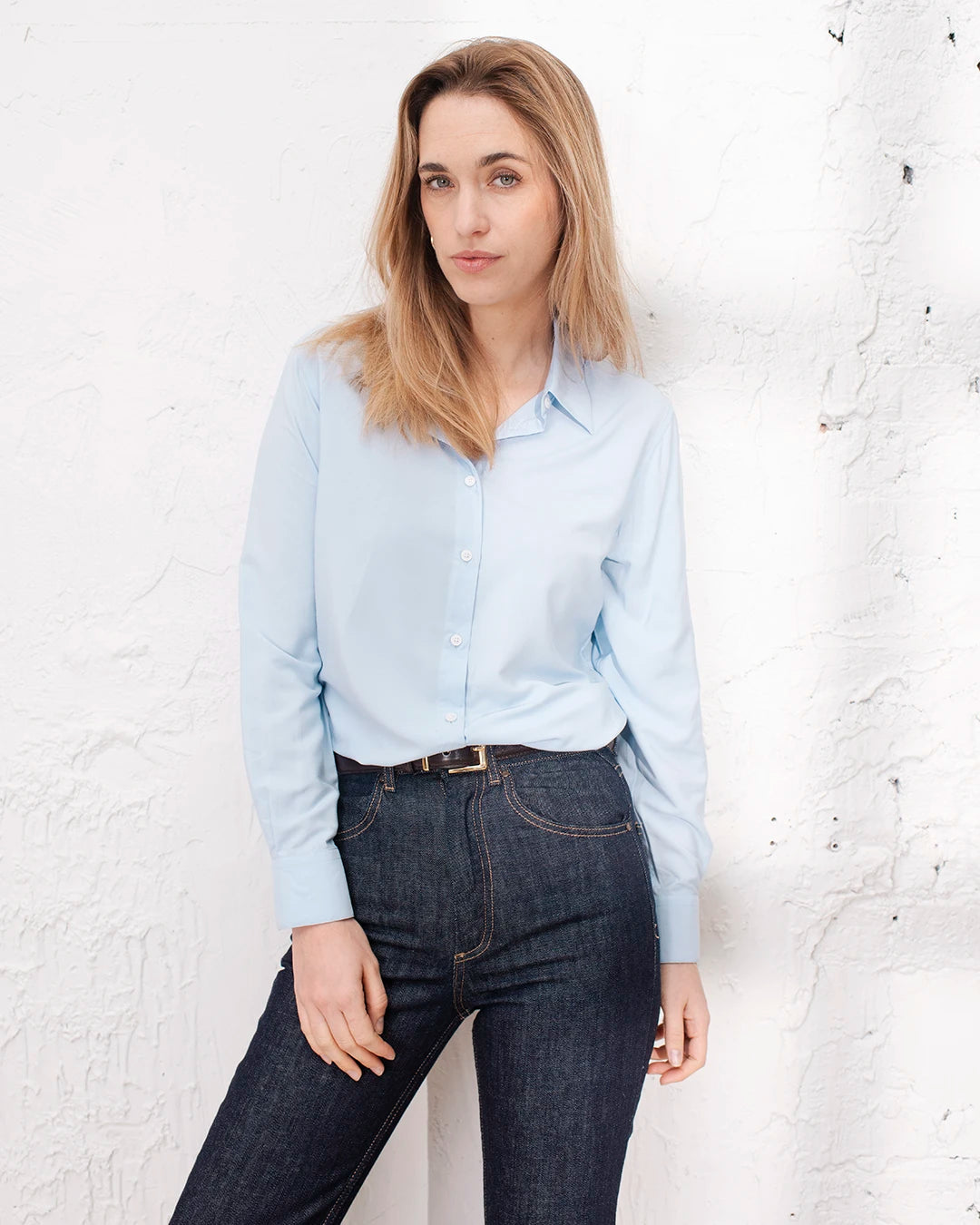 Chemise bleue femme élégante, parfaite pour une tenue de travail chic et intemporelle.