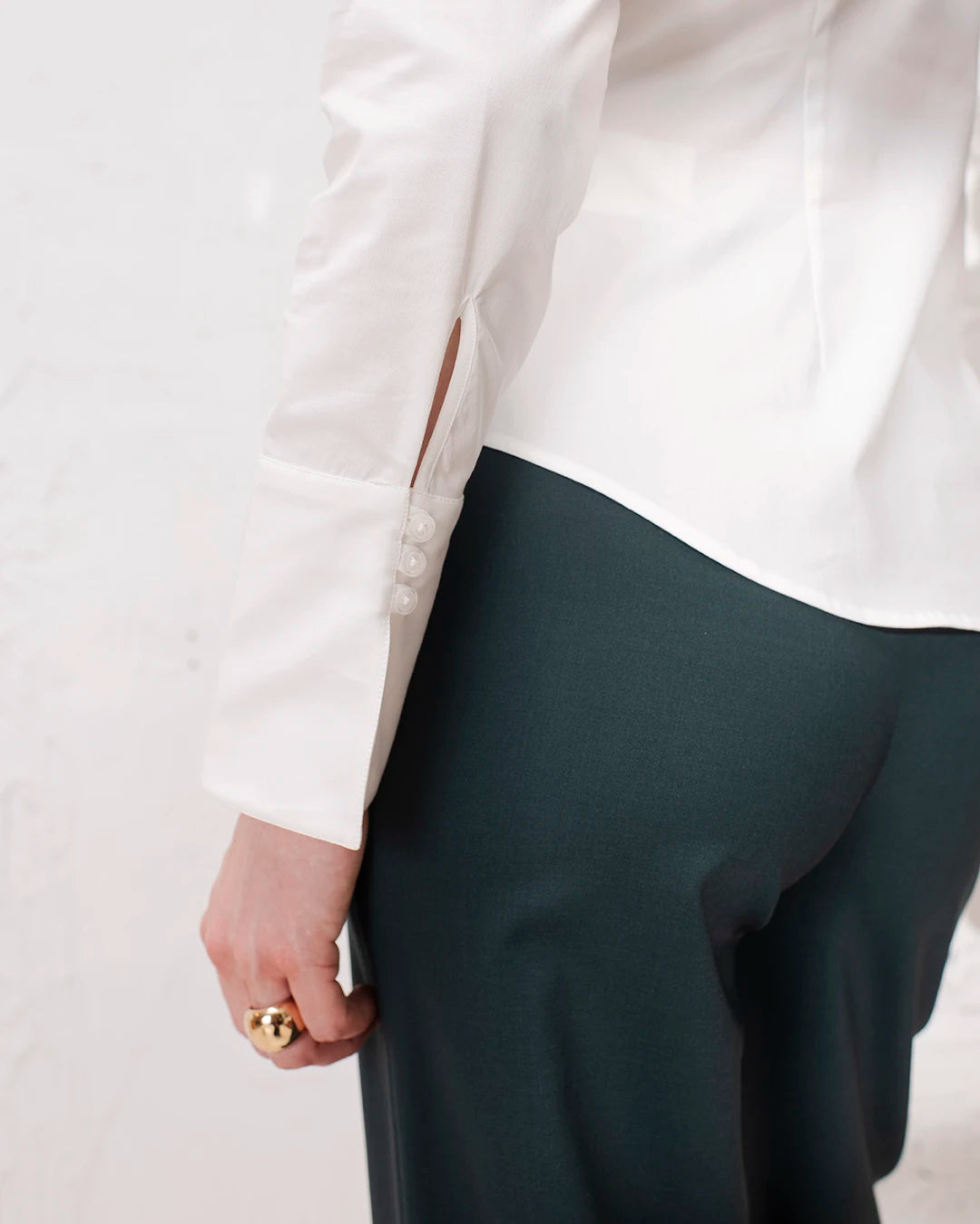 Chemise femme très cintrée en popeline, parfaite pour une tenue de travail élégante.