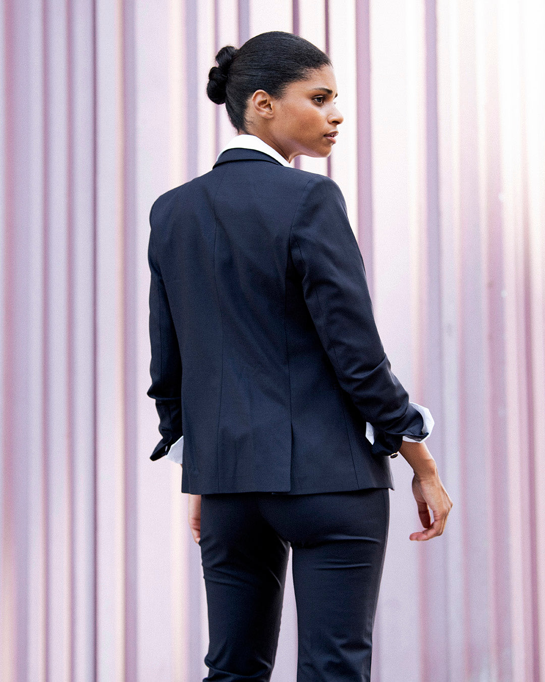 tailleur-femme-bleu-marine-pantalon-cigarette-veste-cintree-tenue-bureau