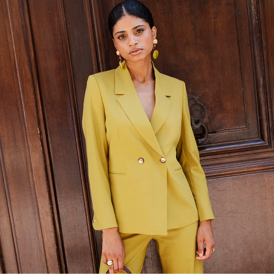 costume-femme-chic-jaune-veste-cintree-pantalon-large-tailleur-femme-ensemble-tailleur-tenue-bureau-invitee-mariage-automne-style-sobre-