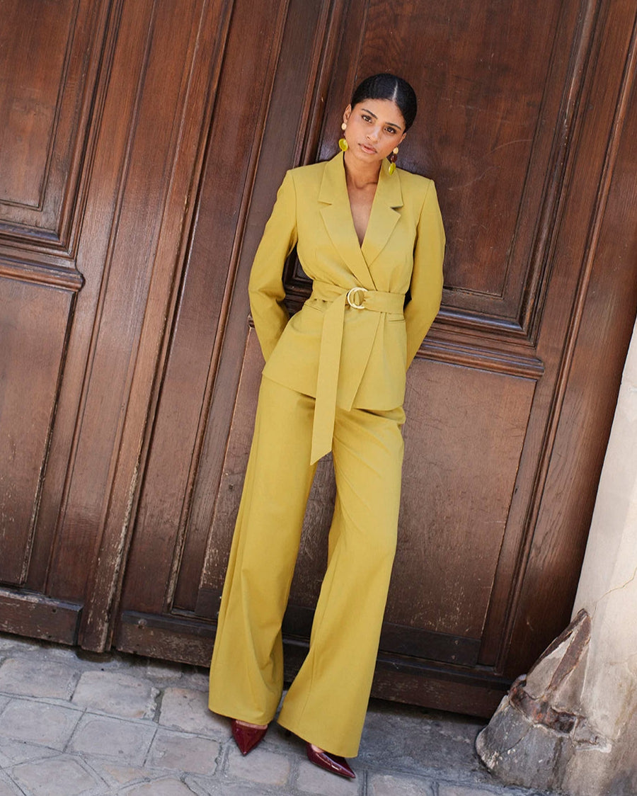 costume-femme-chic-jaune-veste-cintree-pantalon-large-tailleur-femme-ensemble-tailleur-tenue-bureau-invitee-mariage-automne-style-sobre