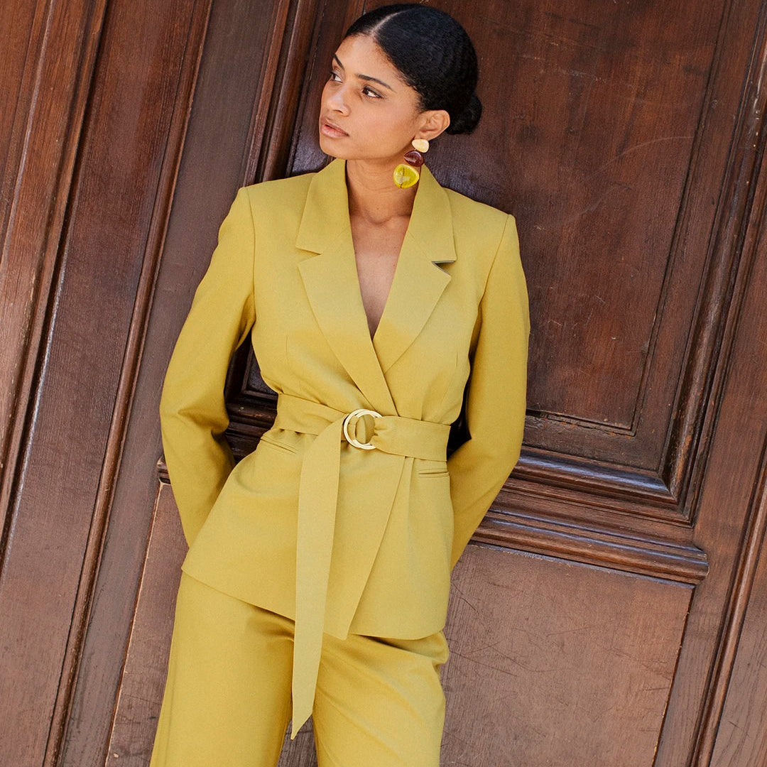 costume-femme-chic-jaune-veste-cintree-pantalon-large-tailleur-femme-ensemble-tailleur-tenue-bureau-invitee-mariage-automne-style-sobre-
