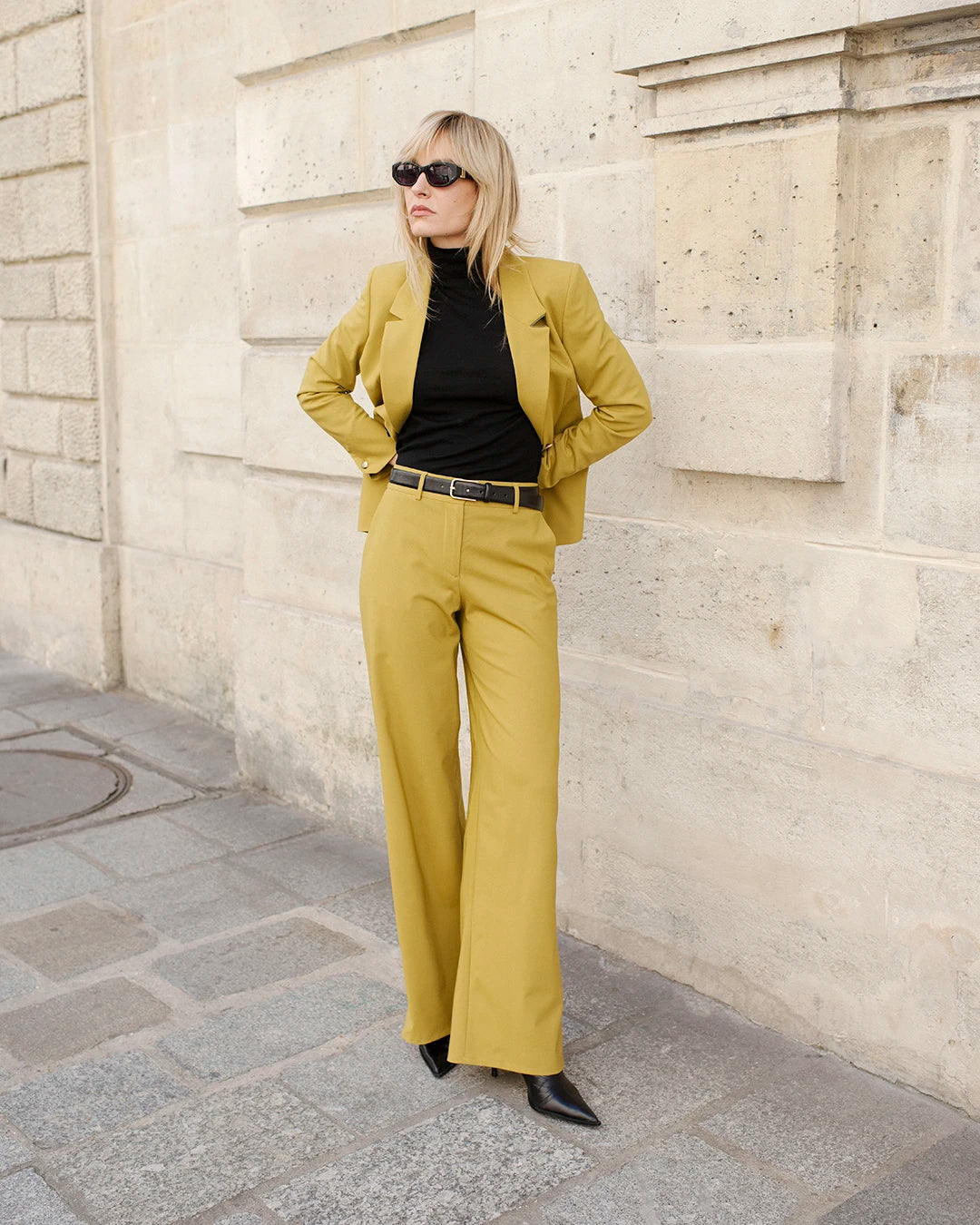 costume-femme-chic-jaune-veste-cintree-pantalon-large-tailleur-femme-ensemble-tailleur-tenue-bureau-invitee-mariage-automne-style-sobre