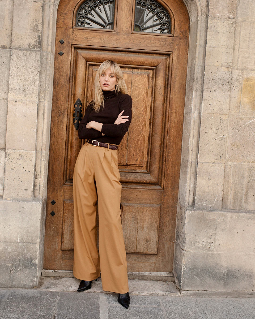 costume-femme-chic-veste-cintree-pantalon-large-camel