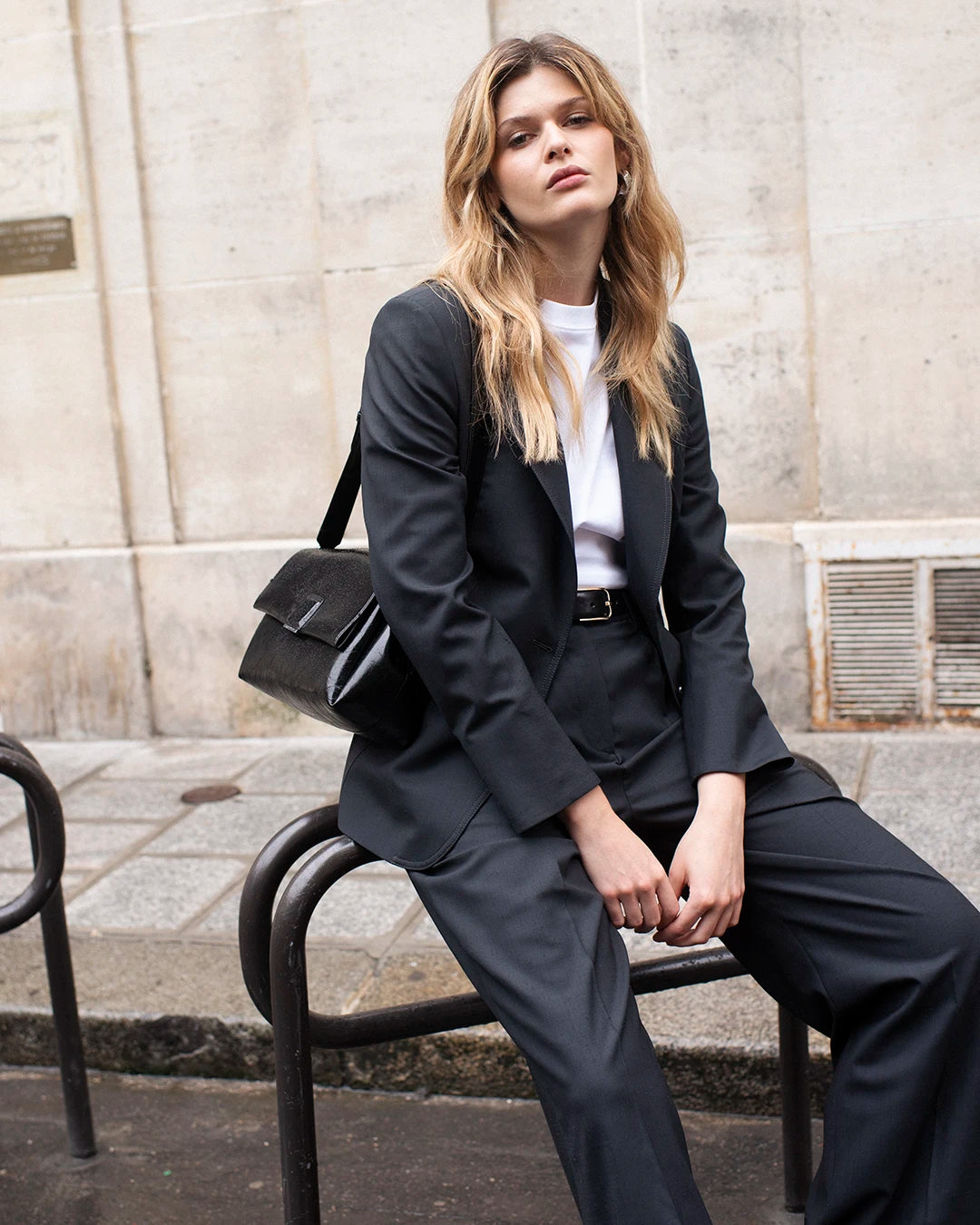 costume-femme-gris-fonce-veste-oversize-pantalon-large-tenue-de-travail-elegante-style-1