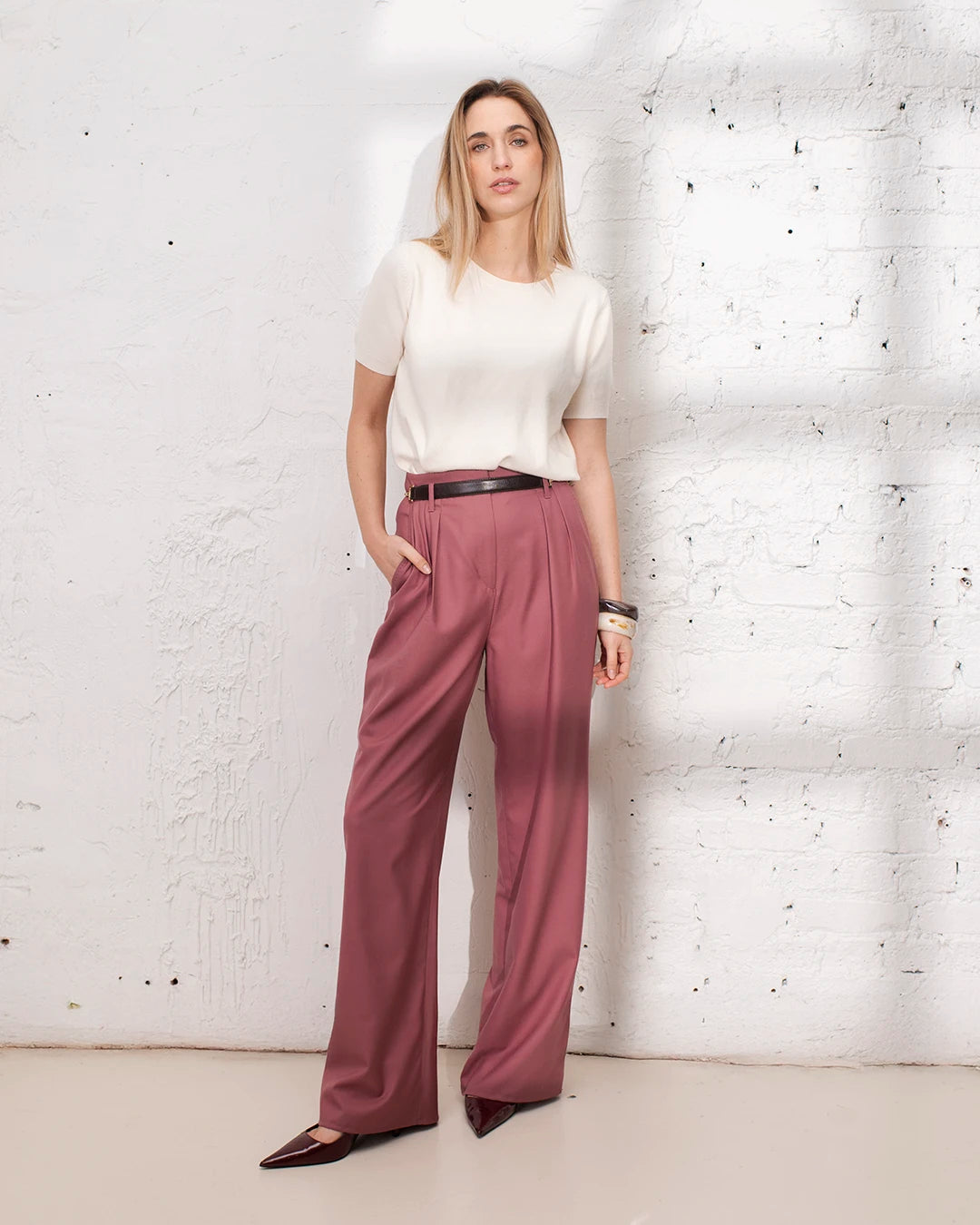 Ensemble chic femme en tailleur rose avec veste structurée et pantalon palazzo pour cérémonie