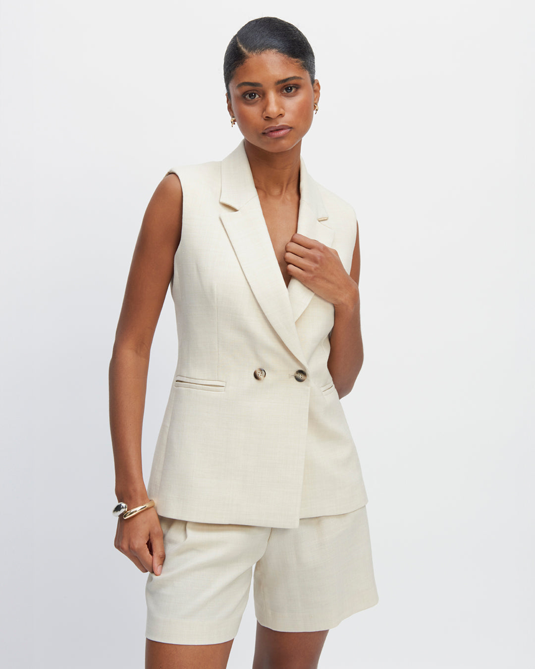 coupe-cintrée-croisée-double-boutonnage-poches-raglan-longueur-sous-les-fesses-entièrement-doublée-encoche-signature-17H10-tailleurs-pour-femme-paris-