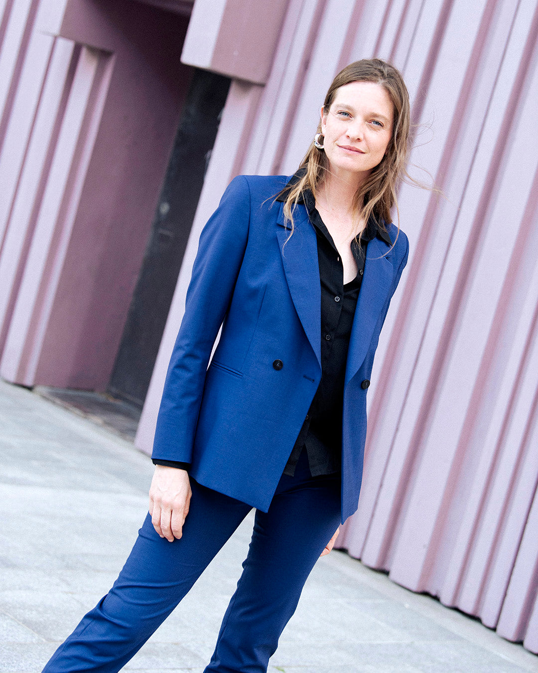 ensemble-costume-bleu-electrique-femme-veste-cintree-pantalon-cigarette-tenue-bureau