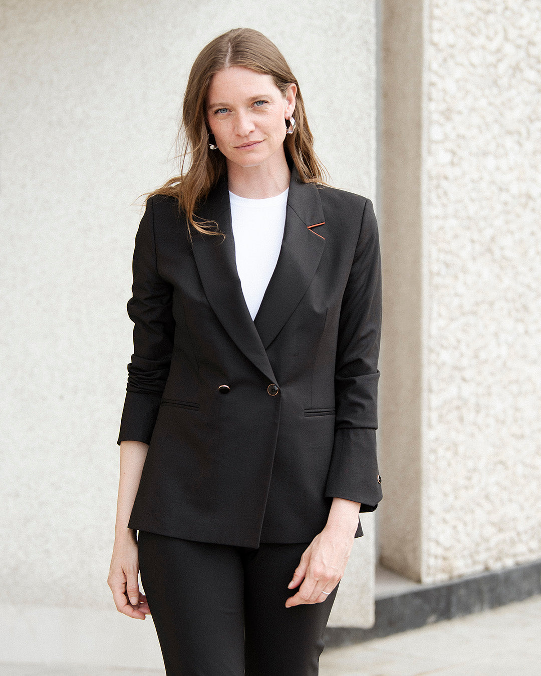 ensemble-tailleur-femme-noir-chic-pantalon-droit-veste-croisee-travail