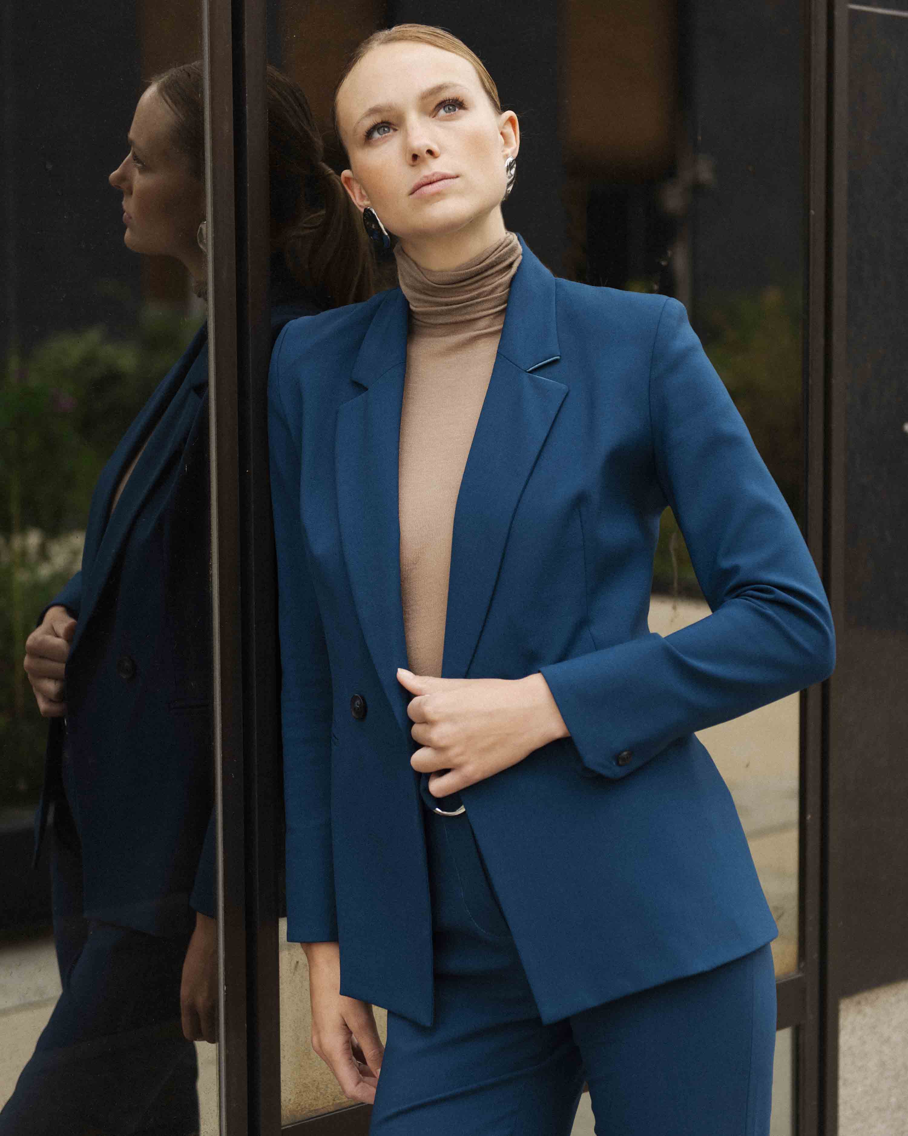 ensemble-de-tailleur-pour-femme-bleu-paon-veste-croisée-ceinturée-panatalon-tailleur-cigarette-made-in-europe-17H10-1