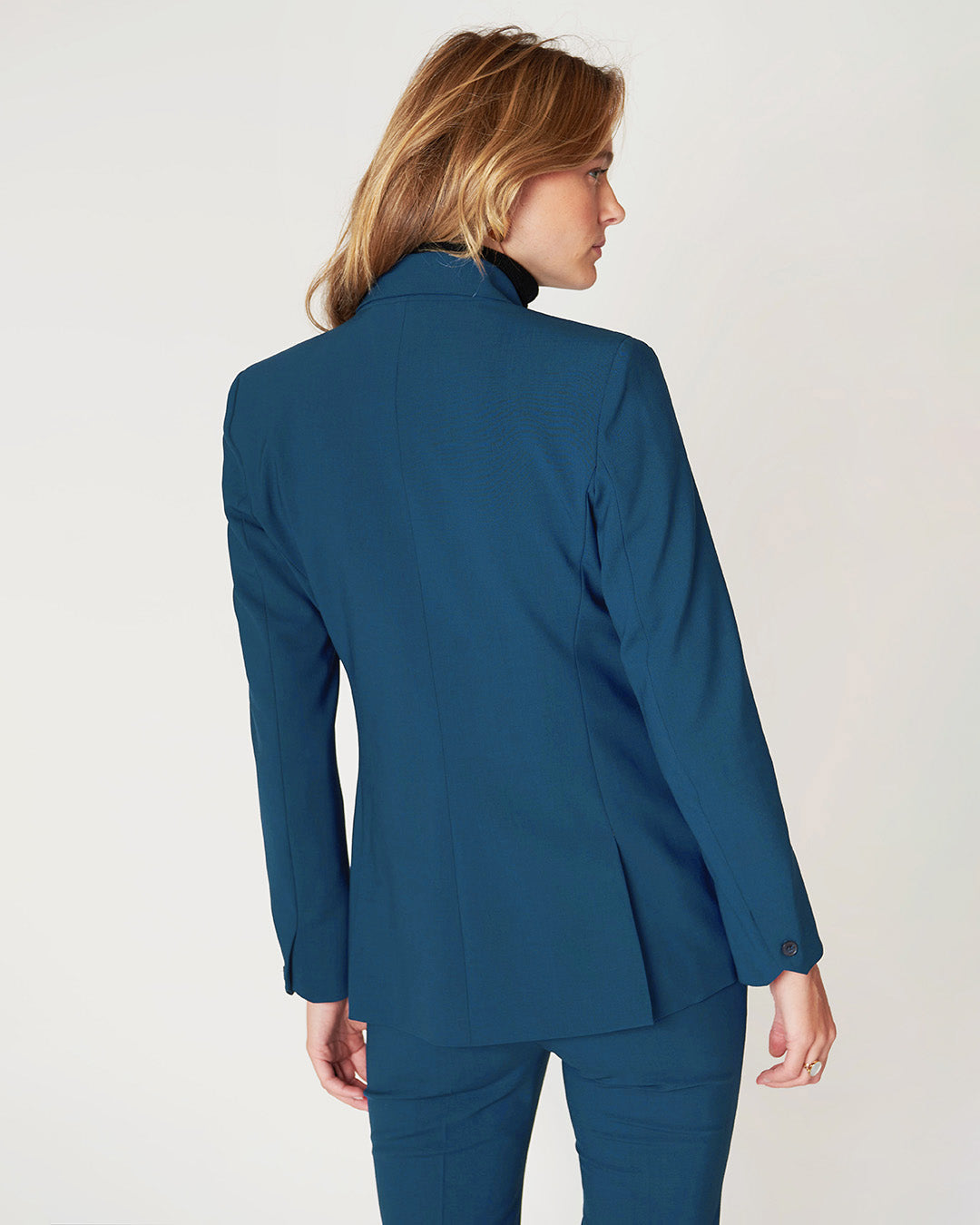 ensemble-de-tailleur-pour-femme-bleu-paon-veste-croisée-ceinturée-panatalon-tailleur-cigarette-made-in-europe-17H10-1