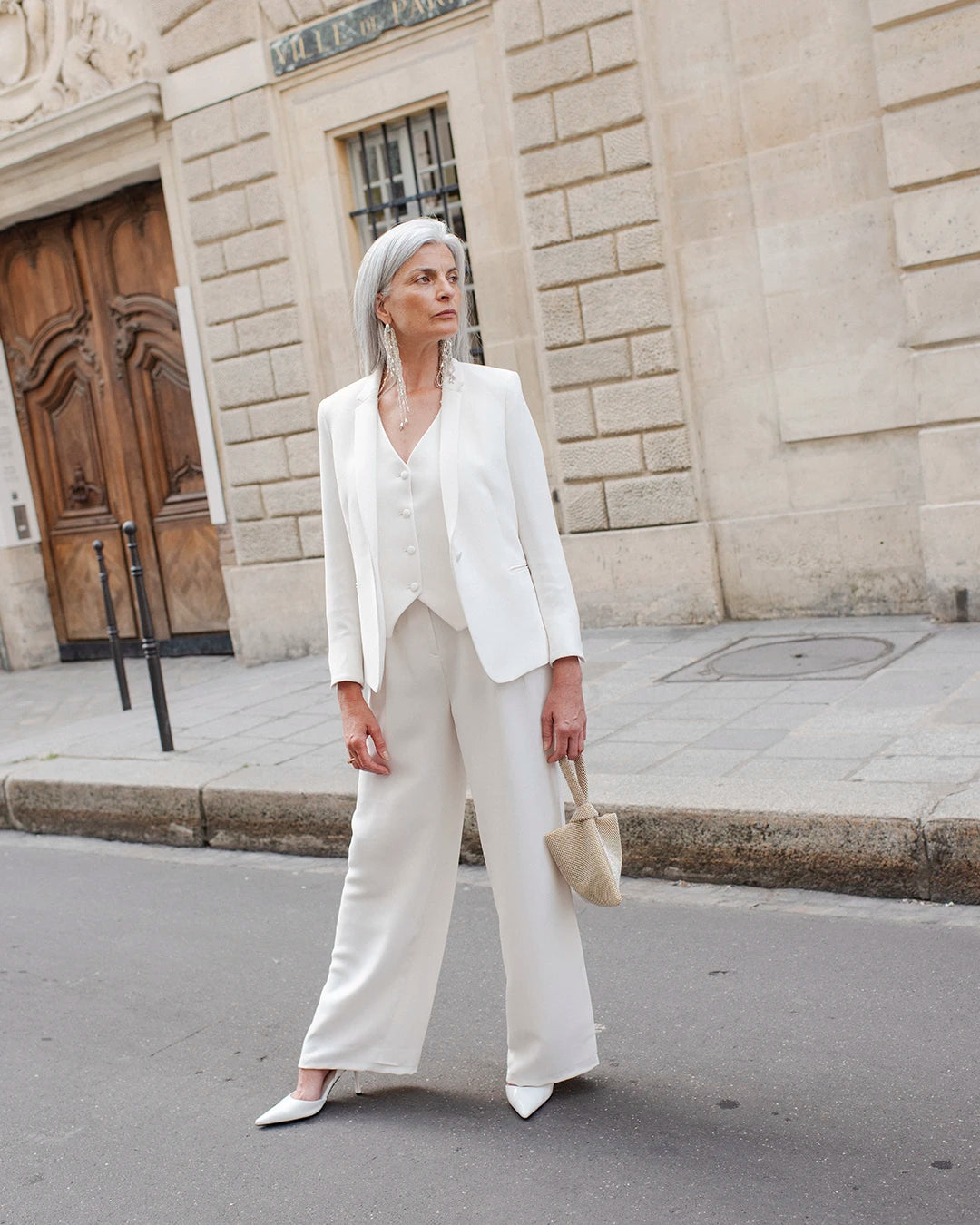 ensemble-tailleur-blanc-femme-veste-cintree-gilet-3-pieces-pantalon-large-tenue-mariage-civil-