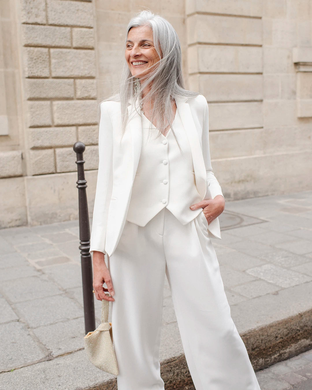 ensemble-tailleur-blanc-femme-veste-cintree-gilet-3-pieces-pantalon-large-tenue-mariage-civil-