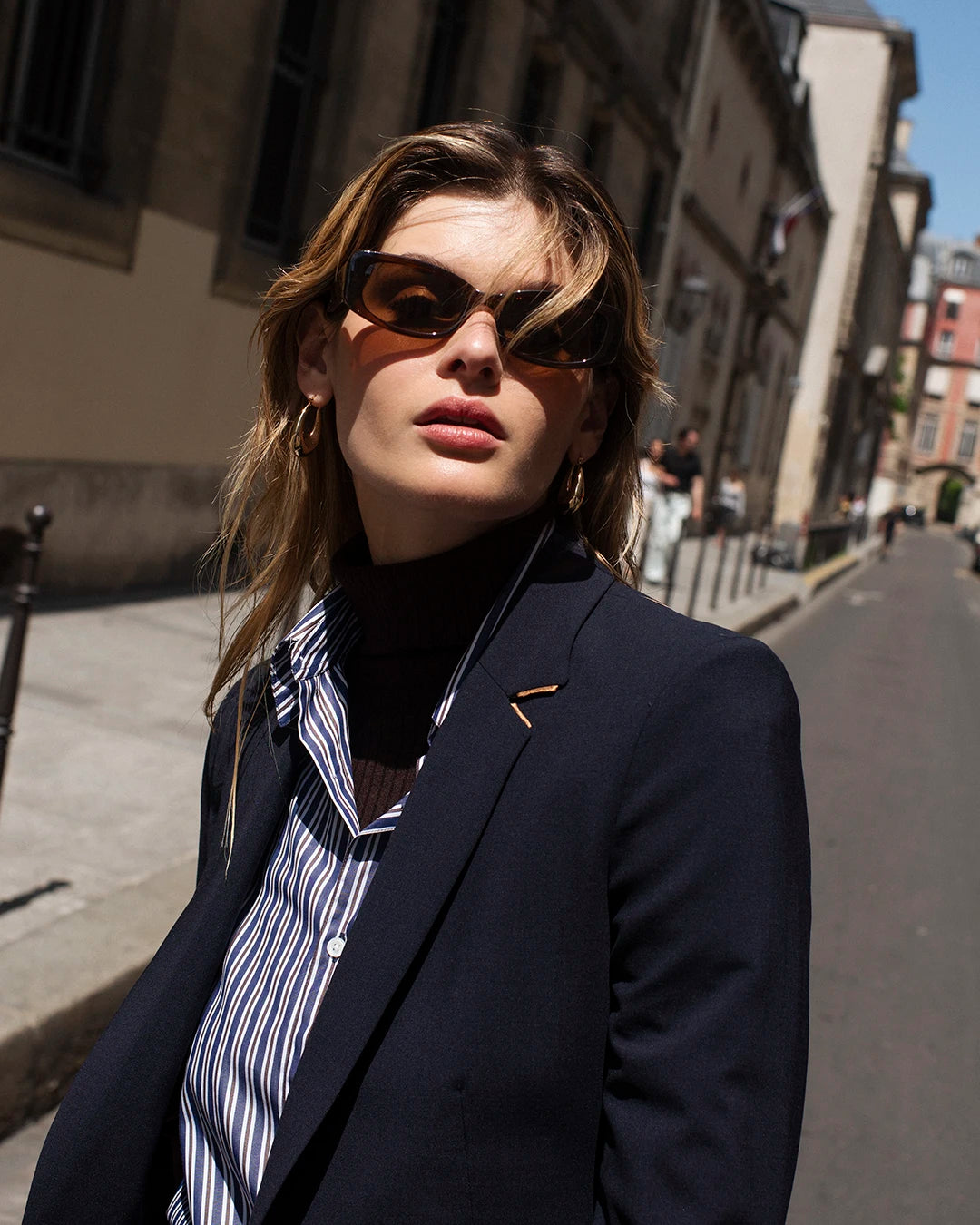 ensemble-tailleur-femme-bleu-marine-veste-cintree-pantalon-cigarette-tenue-bureau-chic-