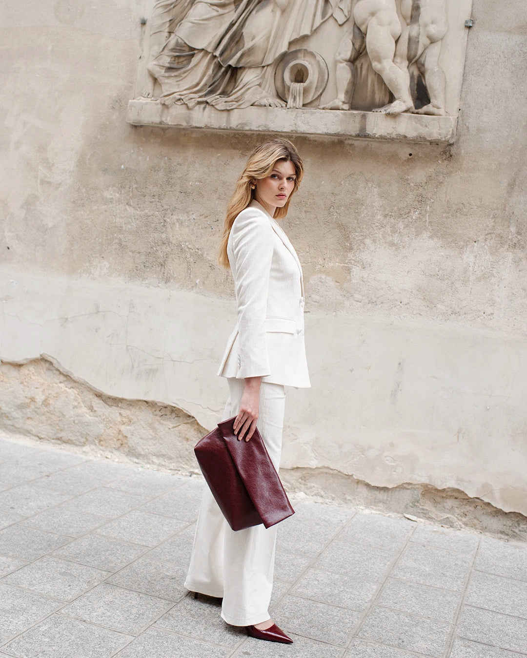 ensemble-tailleur-femme-veste-croisee-pantalon-droit-velour-blanc-tenue-ceremonie-mariage-femme-5