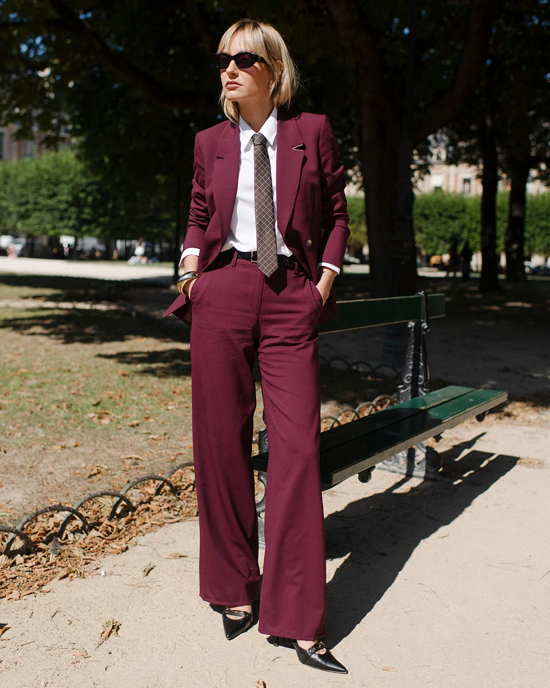 ensemble-tailleur-femme-violet-veste-cintree-pantalon-large-chemise-blanche-look-bureau-chic-
