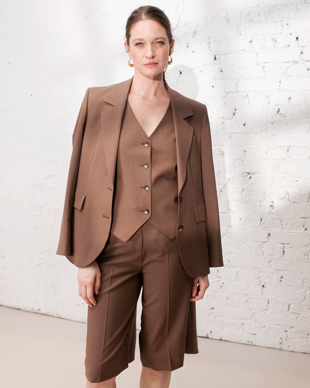 Bermuda marron femme style tailoring avec veste de tailleur et gilet trois pièces pour une allure moderne.