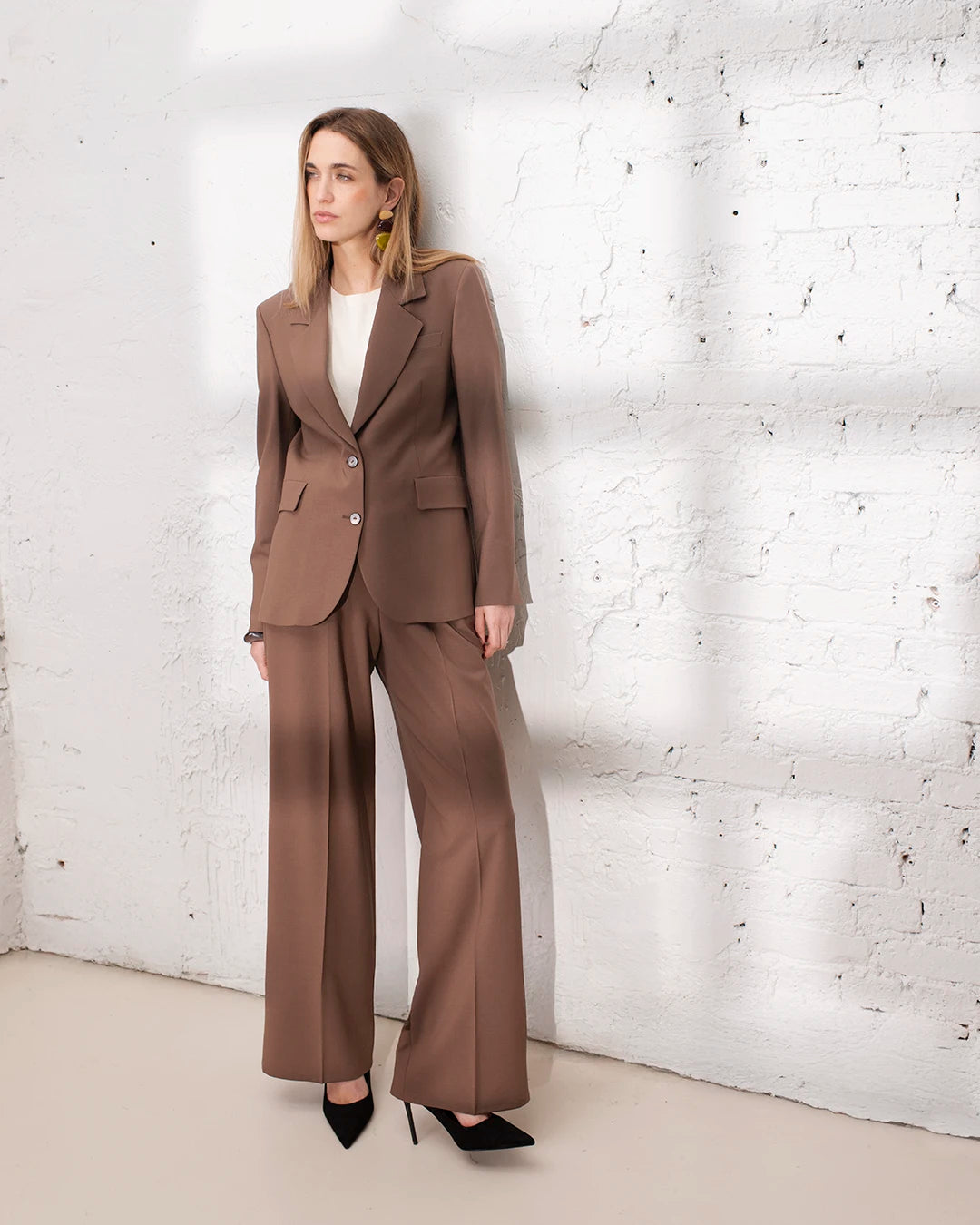 Tailleur marron femme avec veste oversize et pantalon large pour un look chic et polyvalent.