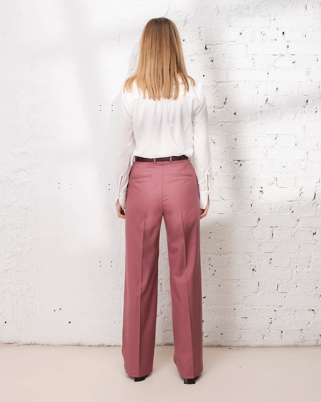 Look baptême femme en costume rose avec veste ceinturée gilet sans manches et pantalon droit