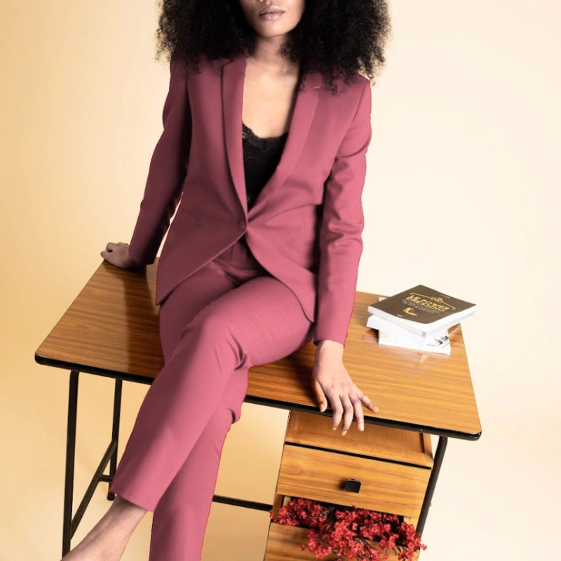 ensemble de tailleur pour femme rose parfait pour une cérémonie ou un mariage ou un événement chic