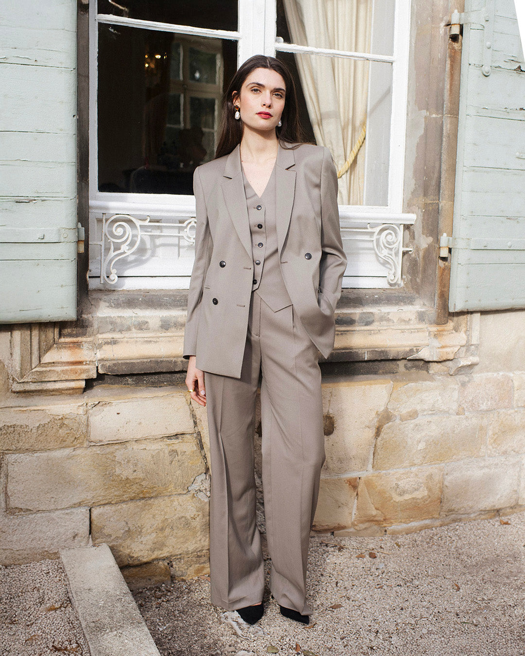 formal-wear-tailleur-femme-pantalon-large-taupe-cardigan-cachemire-ecru-