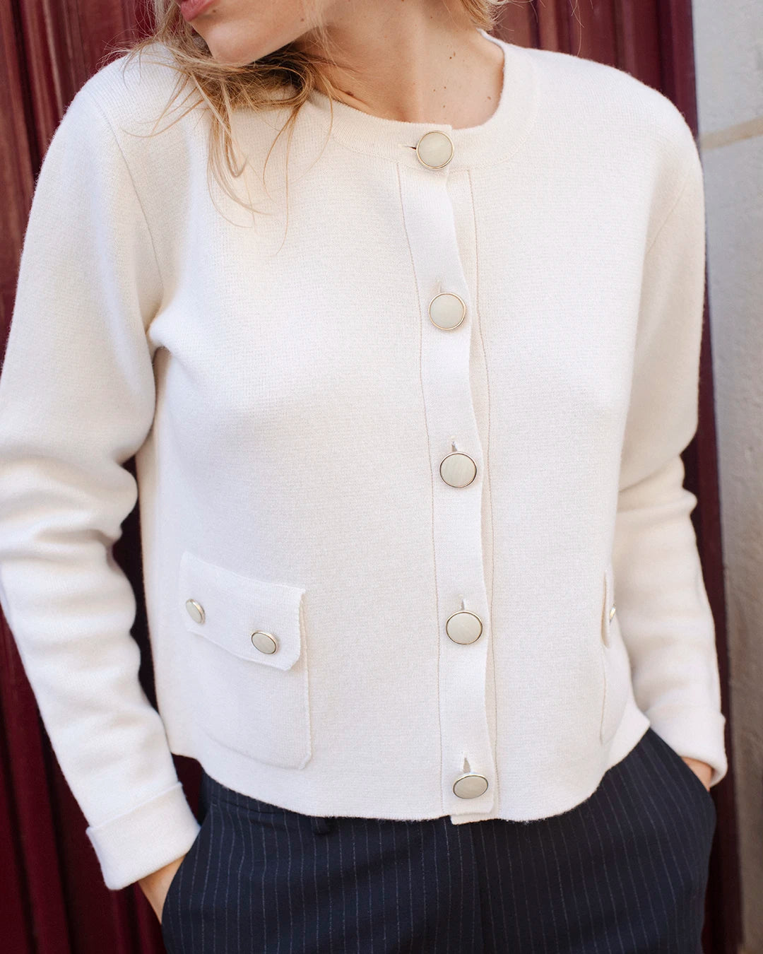 formal-wear-tailleur-femme-pantalon-large-taupe-cardigan-cachemire-ecru-