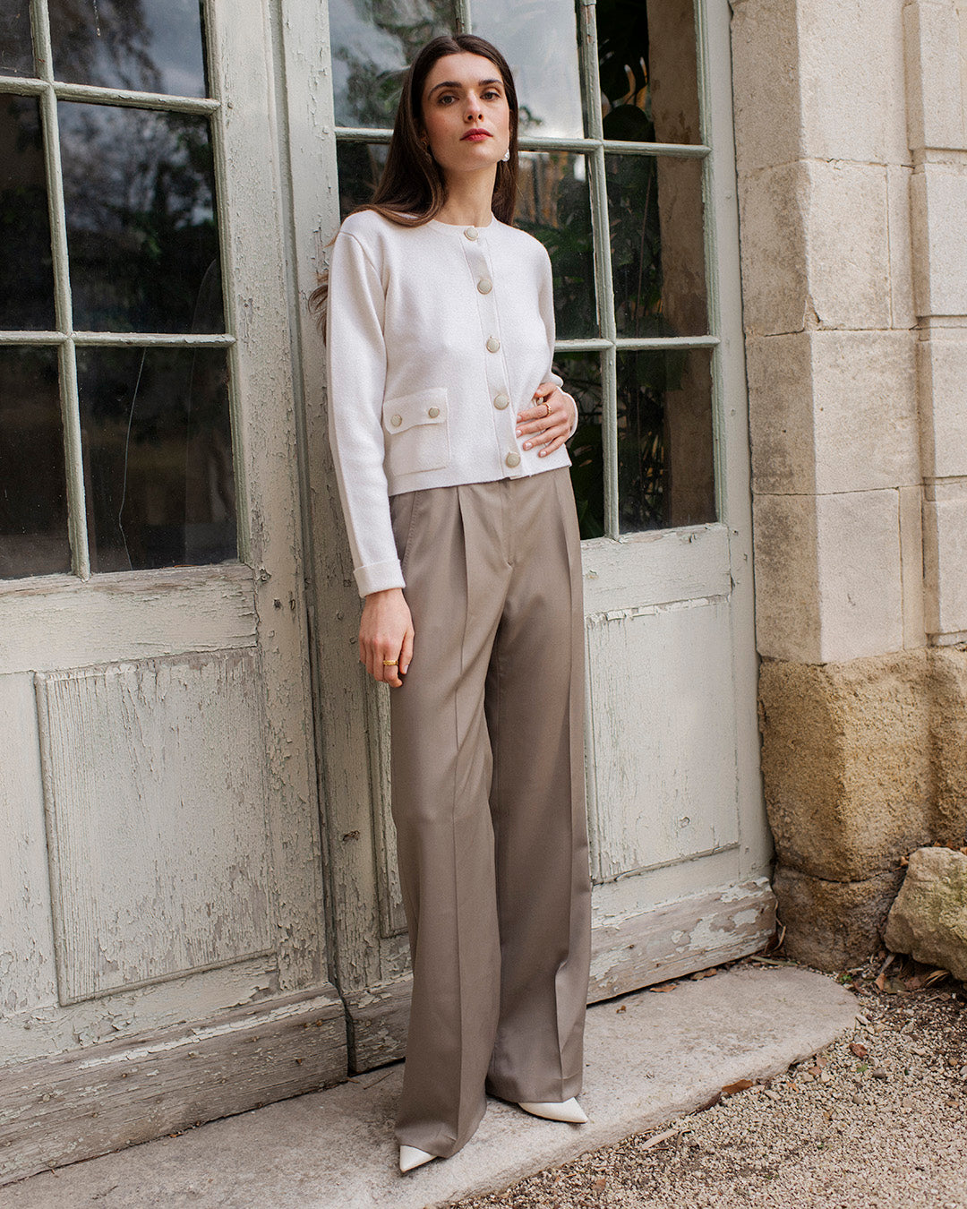 formal-wear-tailleur-femme-pantalon-large-taupe-cardigan-cachemire-ecru-