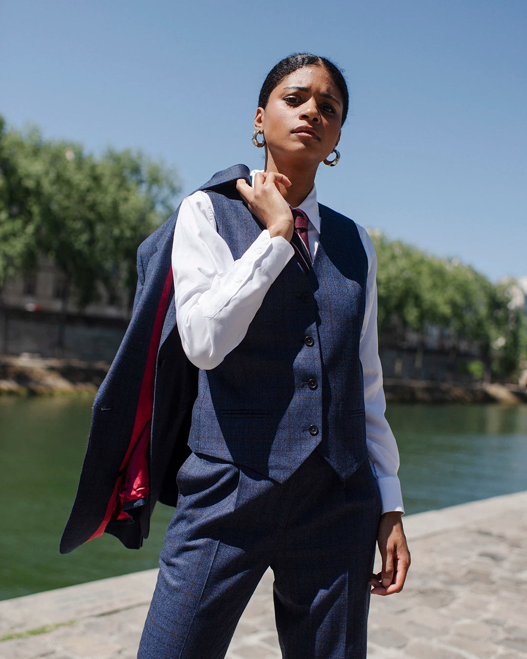 gilet-sans-manches-veste-tailleur-pantalon-femme-chic-bureau-ceremonie-mariage-elegant-idee-de-tenue-prince-de-galles-8