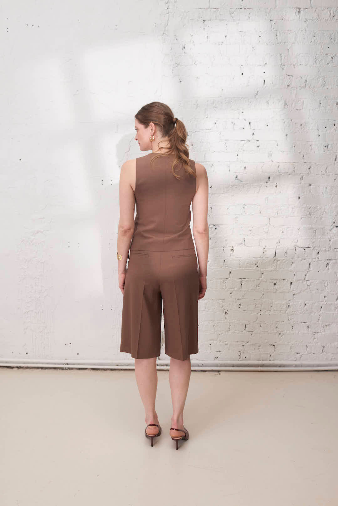 Gilet tailleur marron pour femme, une pièce intemporelle à investir dans son dressing