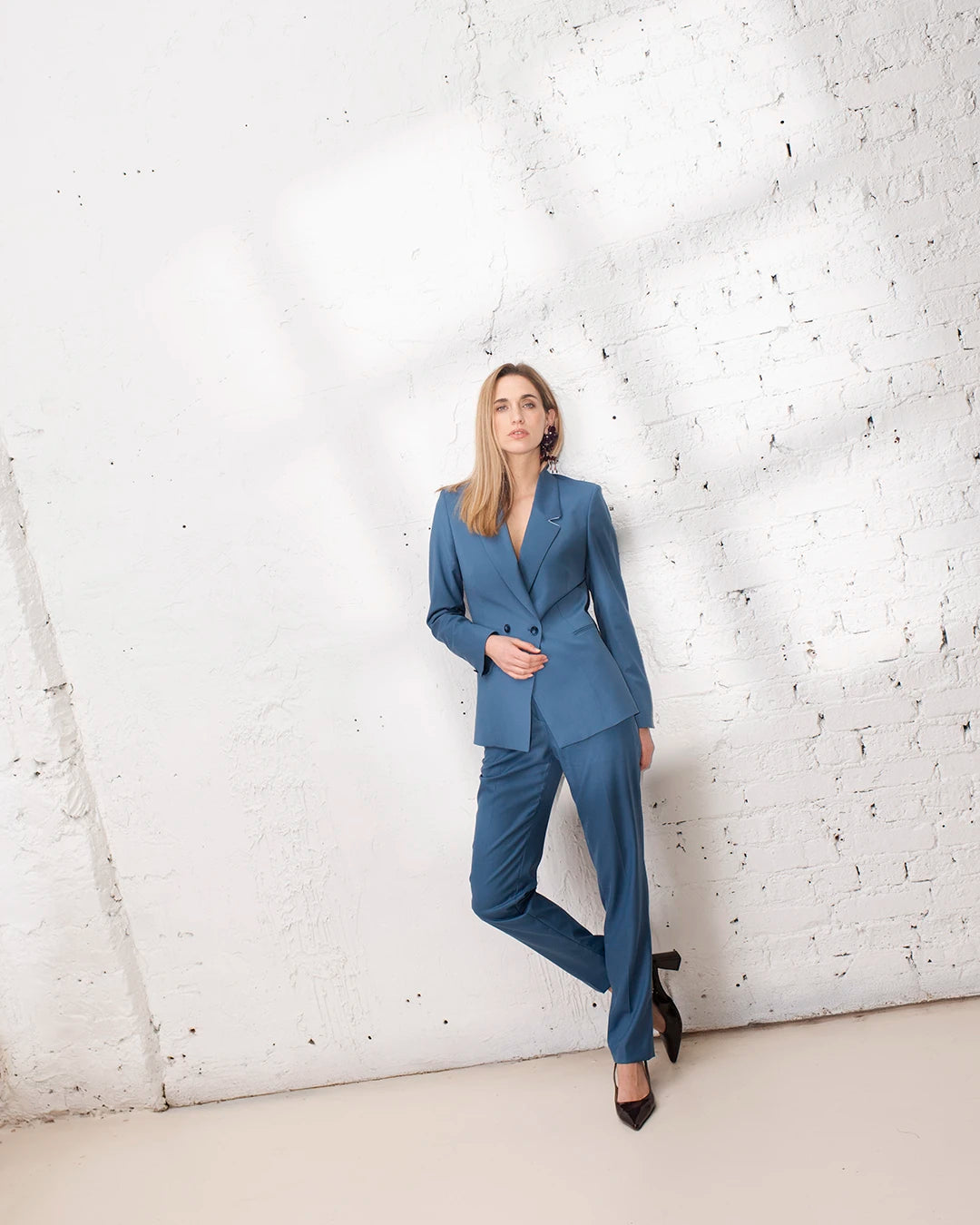 Pantalon cigarette bleu femme porté avec veste croisée ceinturée style tailleur